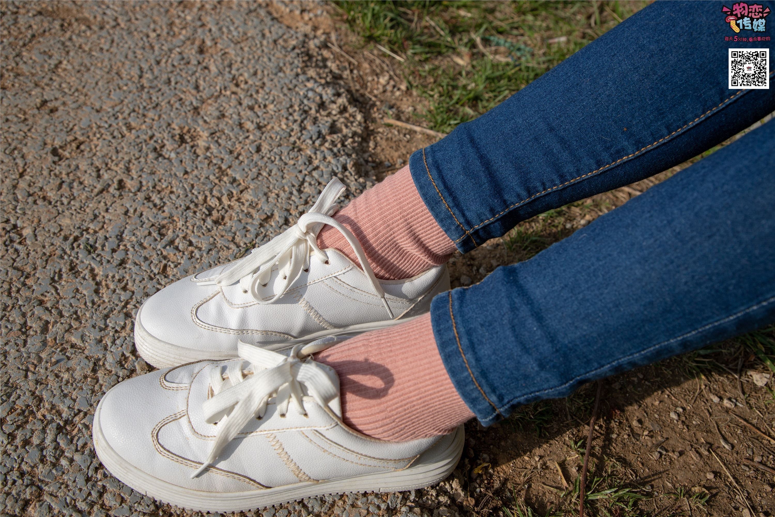 物恋传媒 No.012 娇小型小萝莉哦,猜猜我多大呢,小白板鞋搭配粉色棉袜