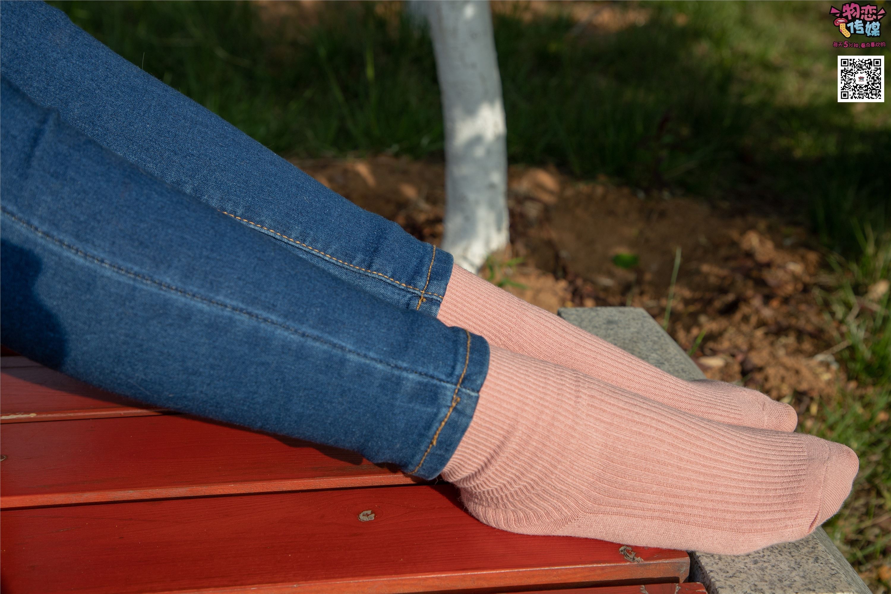 物恋传媒 No.012 娇小型小萝莉哦,猜猜我多大呢,小白板鞋搭配粉色棉袜