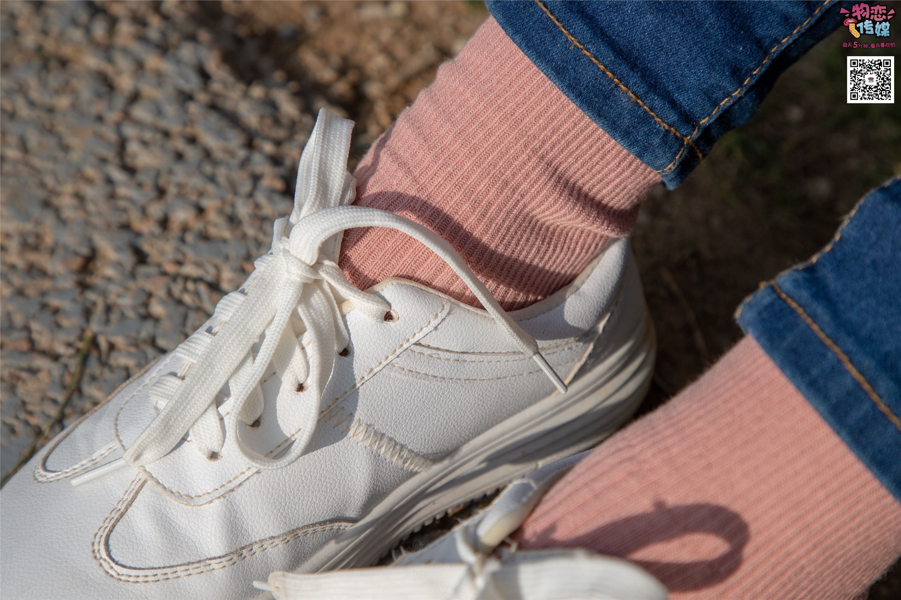 物恋传媒 No.012 娇小型小萝莉哦,猜猜我多大呢,小白板鞋搭配粉色棉袜