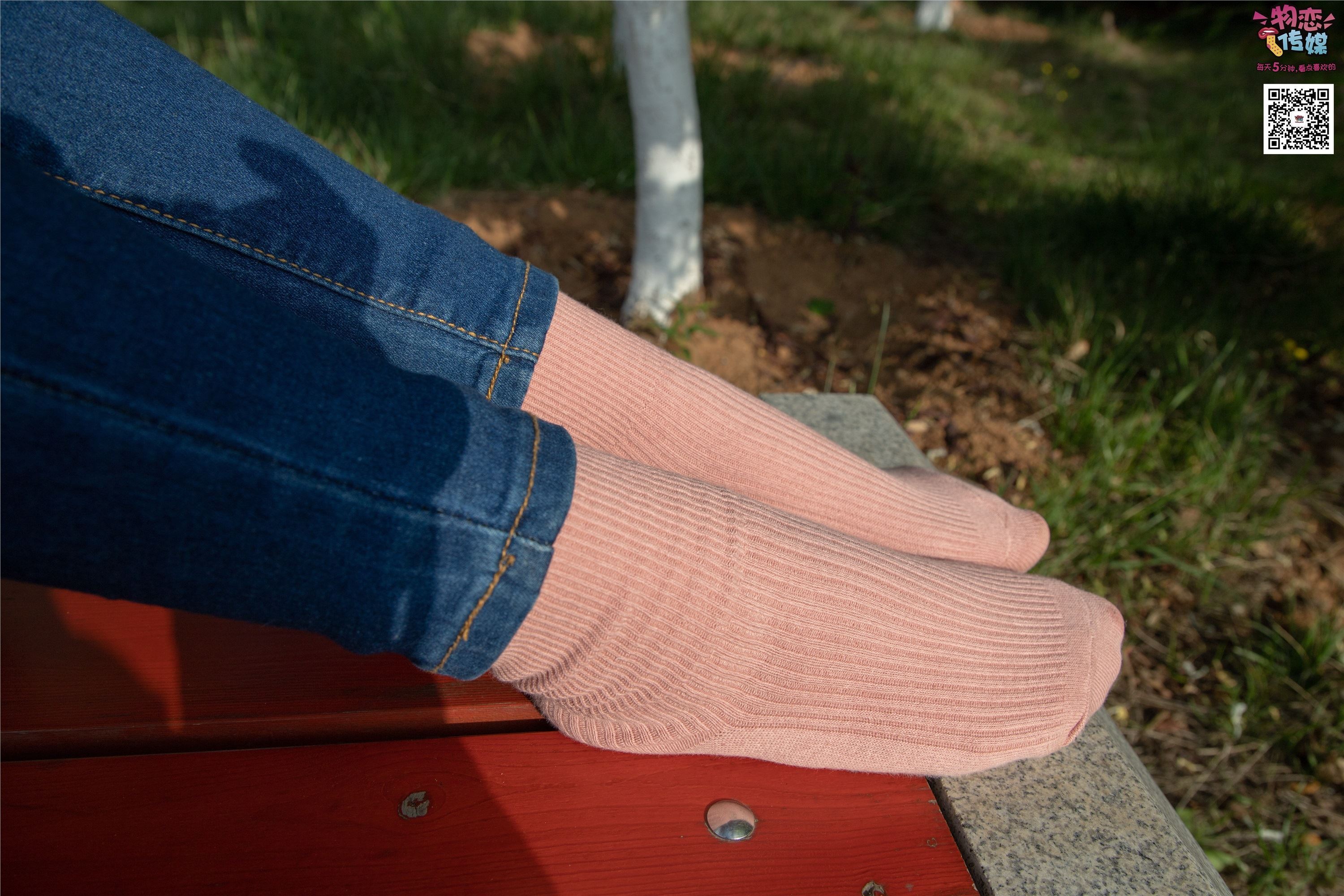 物恋传媒 No.012 娇小型小萝莉哦,猜猜我多大呢,小白板鞋搭配粉色棉袜