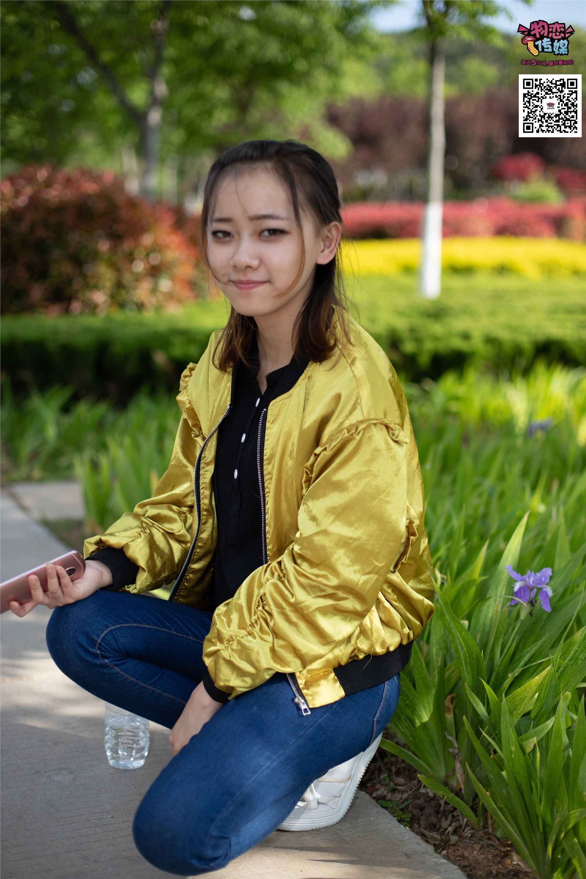 物恋传媒 No.012 娇小型小萝莉哦,猜猜我多大呢,小白板鞋搭配粉色棉袜