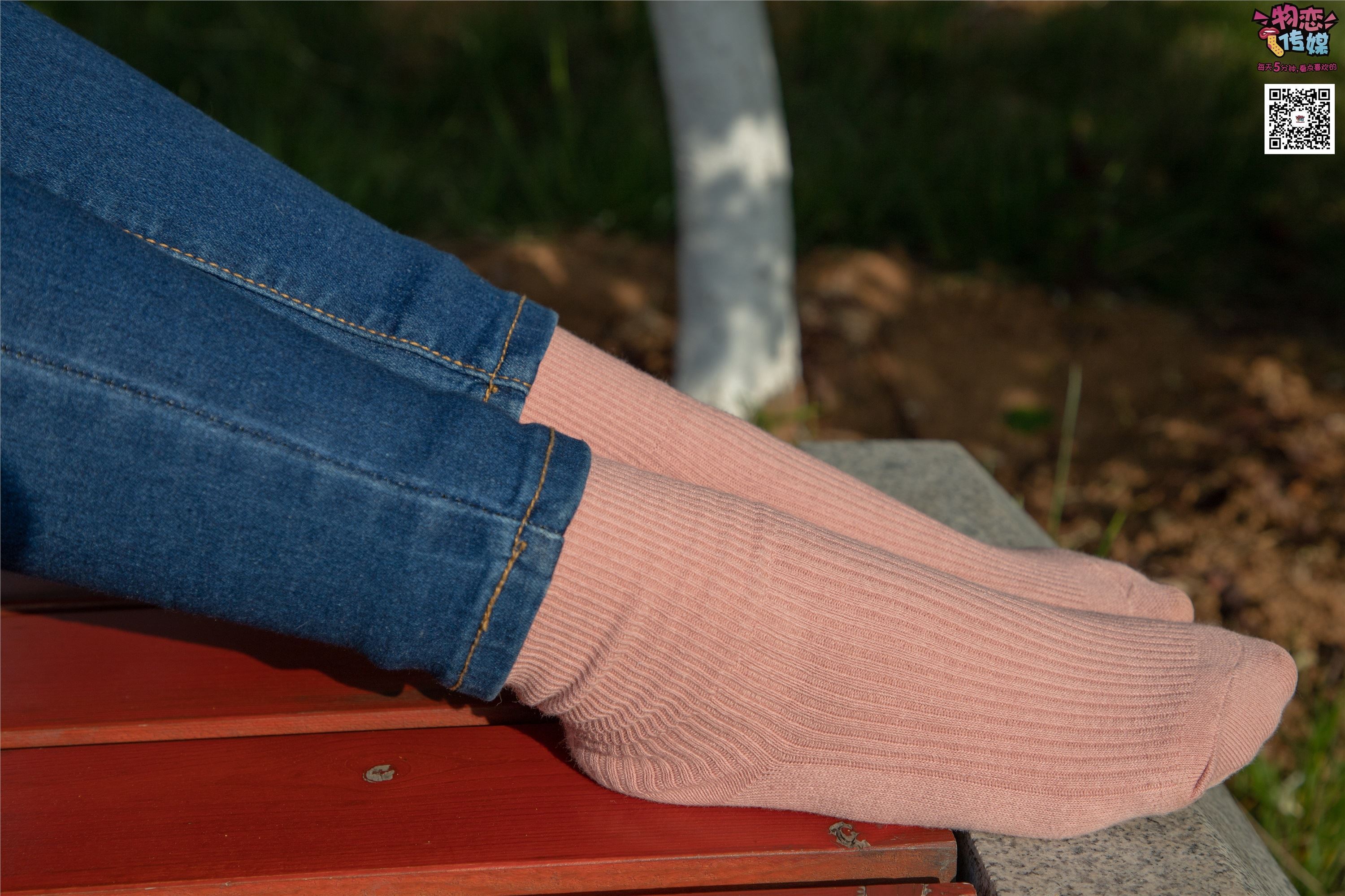 物恋传媒 No.012 娇小型小萝莉哦,猜猜我多大呢,小白板鞋搭配粉色棉袜