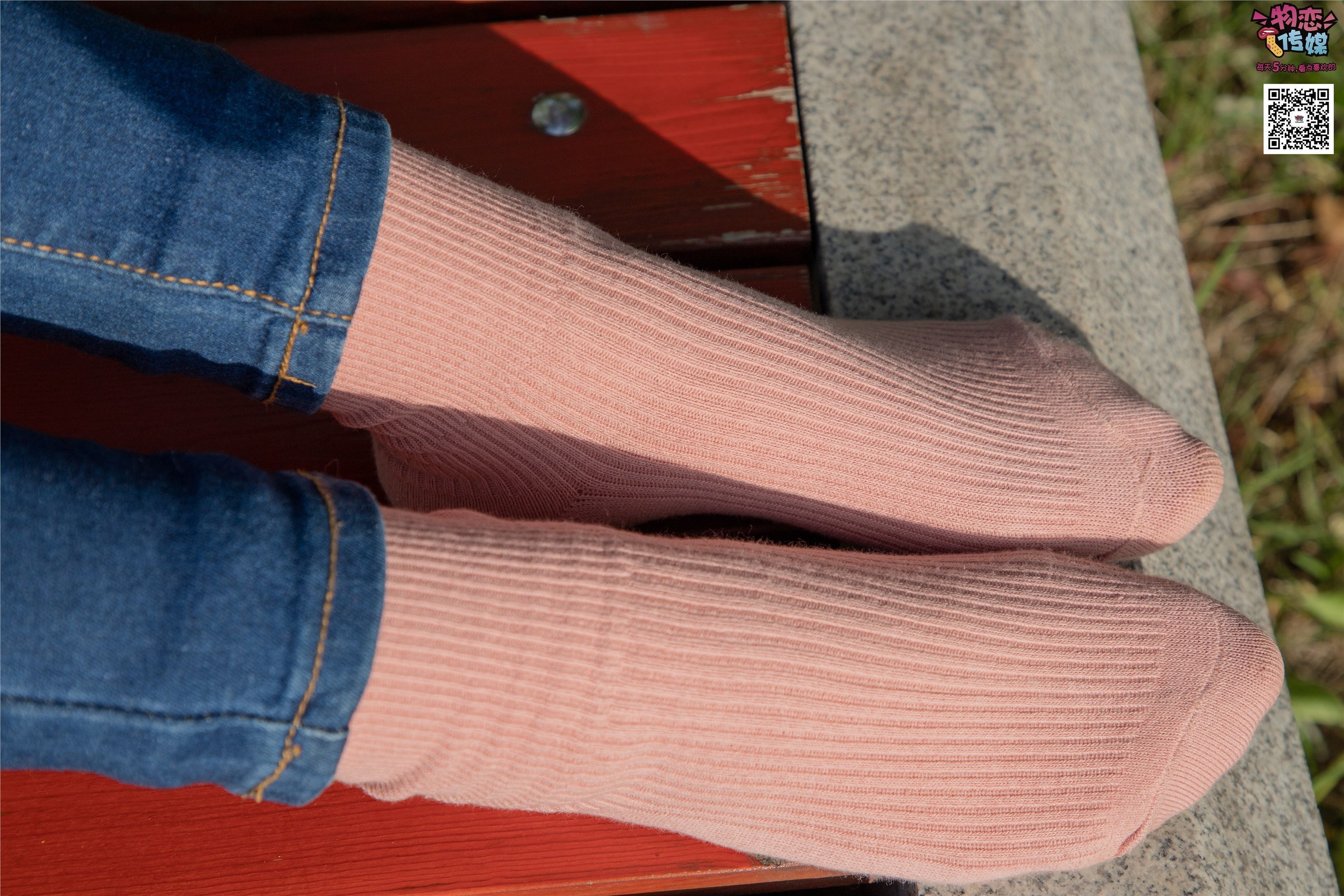 物恋传媒 No.012 娇小型小萝莉哦,猜猜我多大呢,小白板鞋搭配粉色棉袜