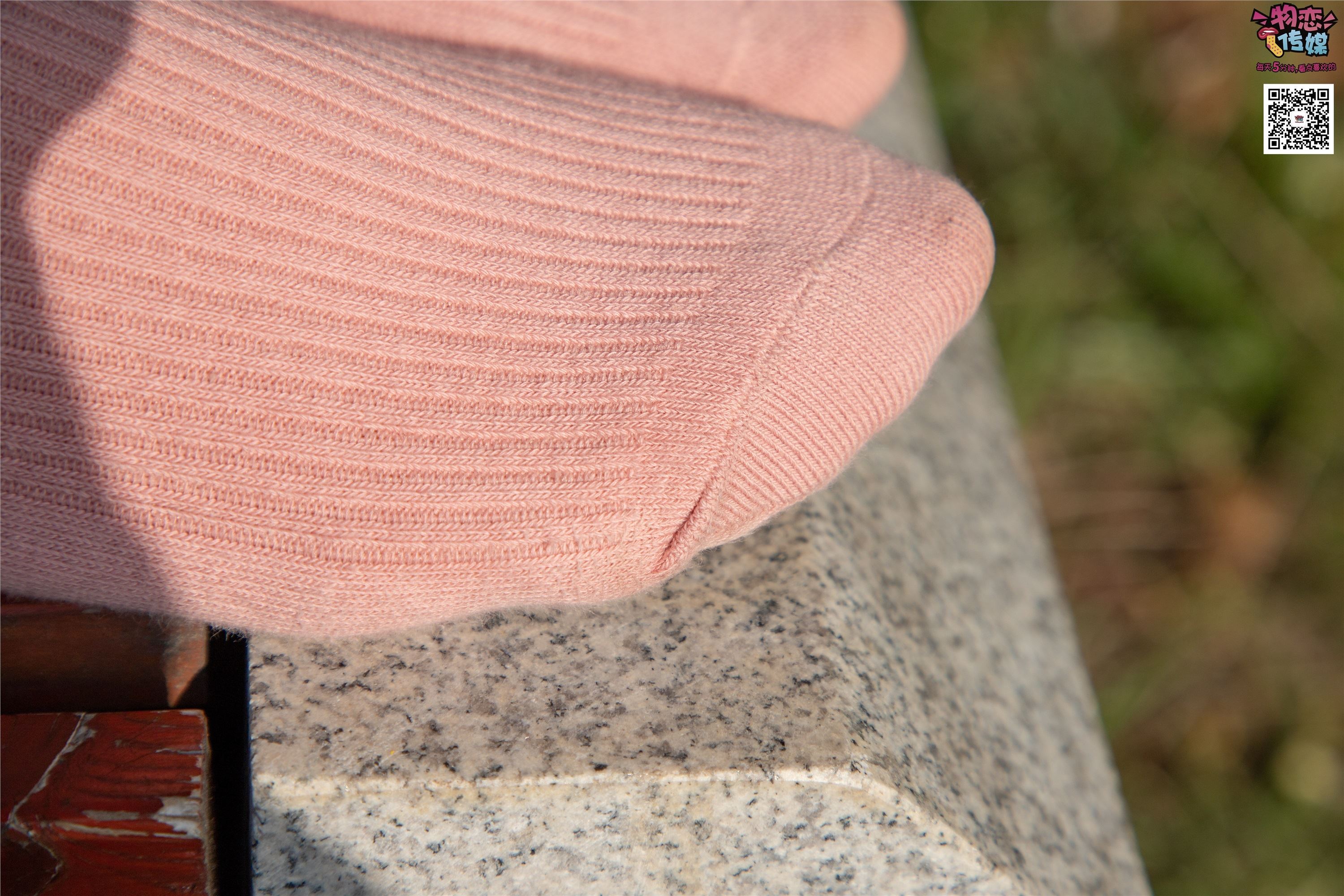 物恋传媒 No.012 娇小型小萝莉哦,猜猜我多大呢,小白板鞋搭配粉色棉袜