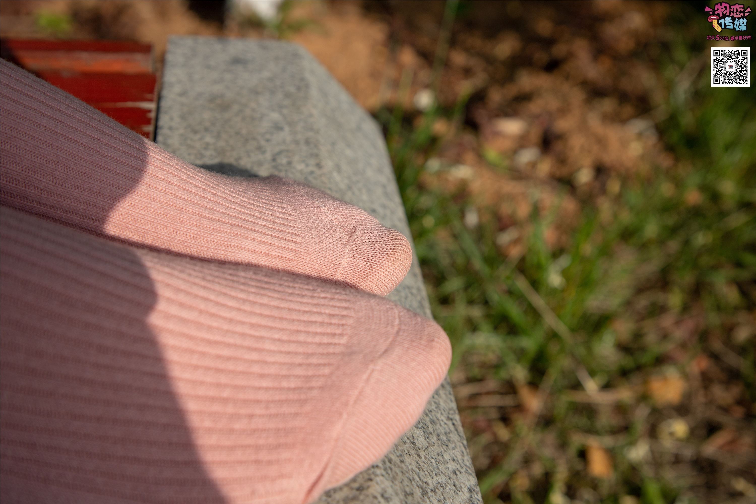 物恋传媒 No.012 娇小型小萝莉哦,猜猜我多大呢,小白板鞋搭配粉色棉袜