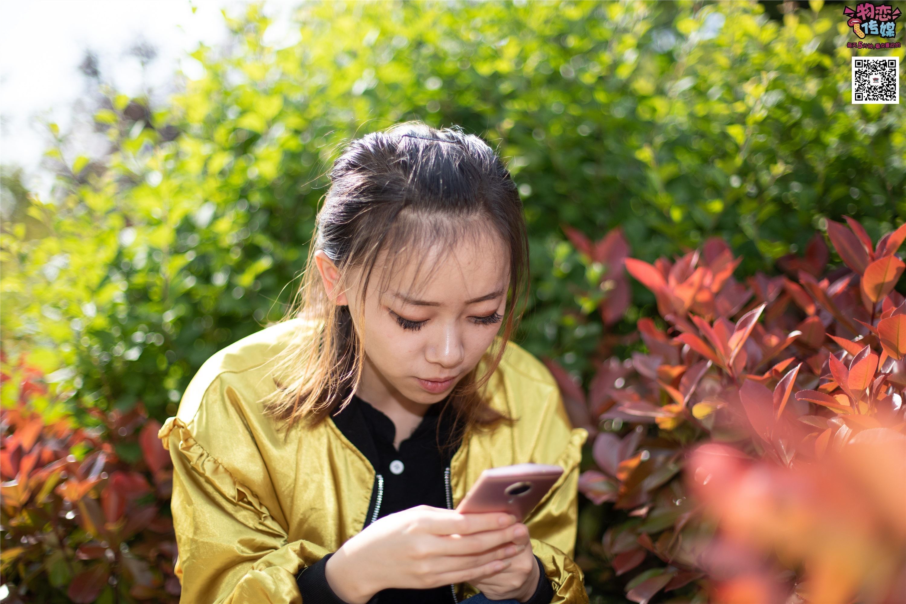 物恋传媒 No.012 娇小型小萝莉哦,猜猜我多大呢,小白板鞋搭配粉色棉袜