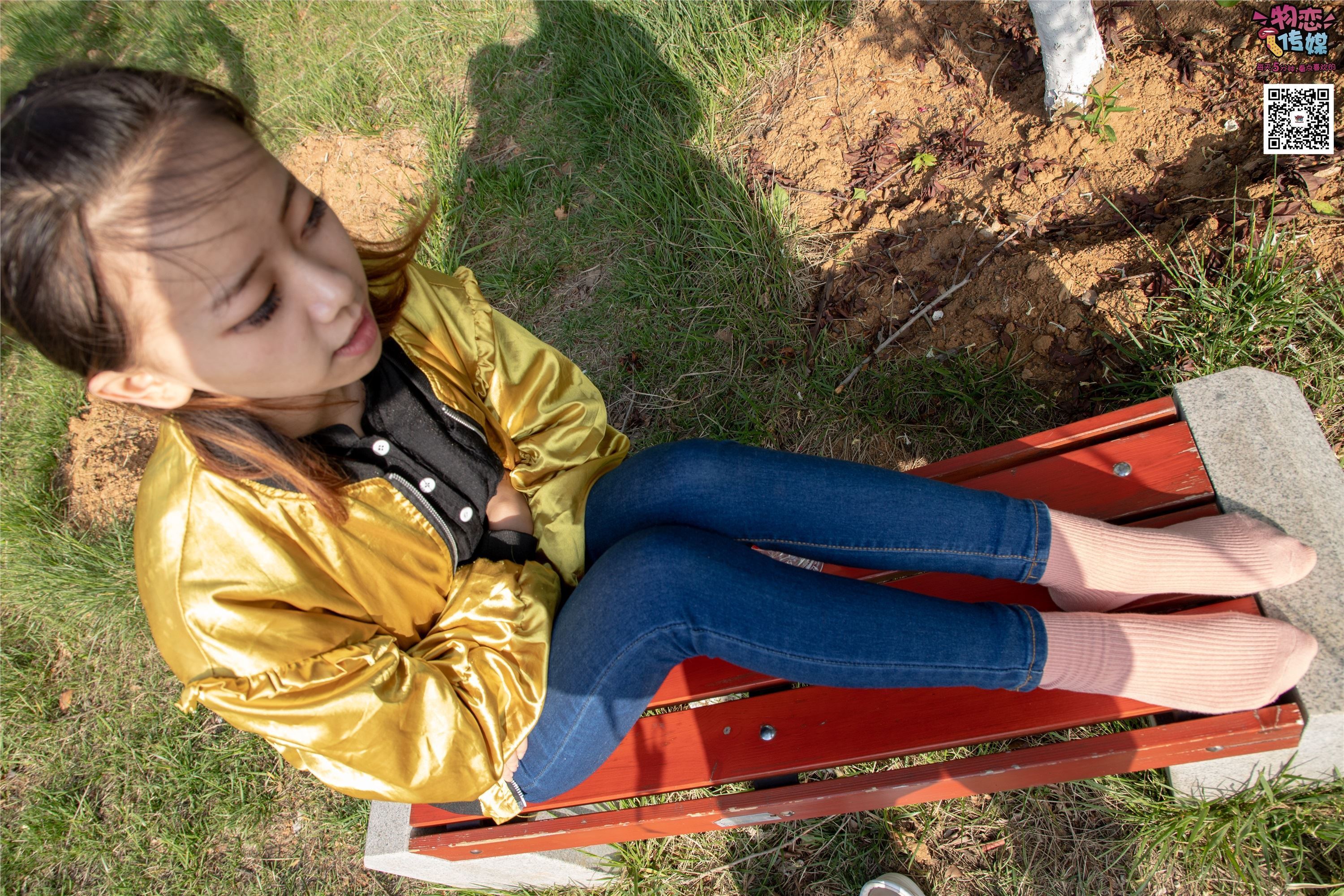 物恋传媒 No.012 娇小型小萝莉哦,猜猜我多大呢,小白板鞋搭配粉色棉袜