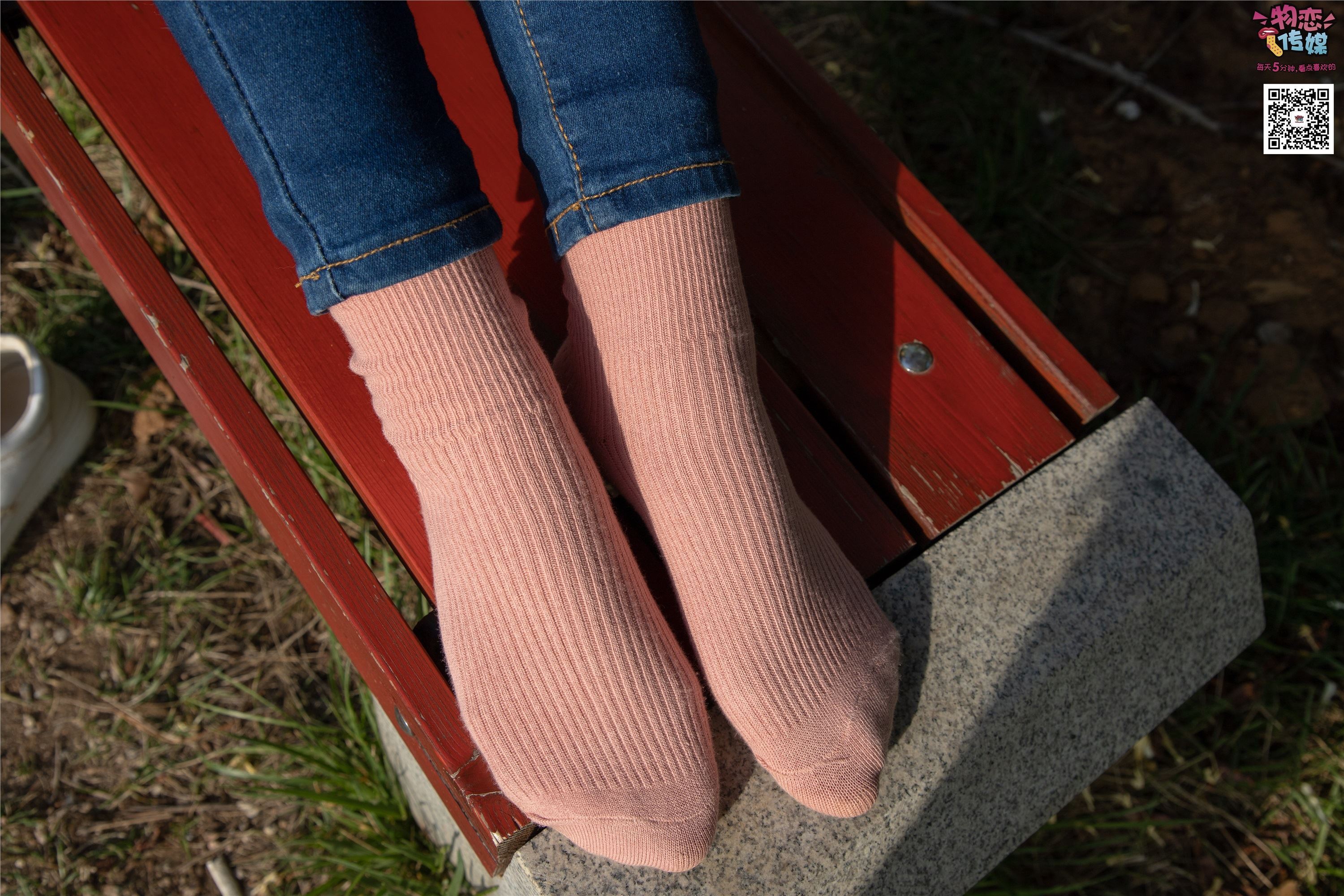 物恋传媒 No.012 娇小型小萝莉哦,猜猜我多大呢,小白板鞋搭配粉色棉袜