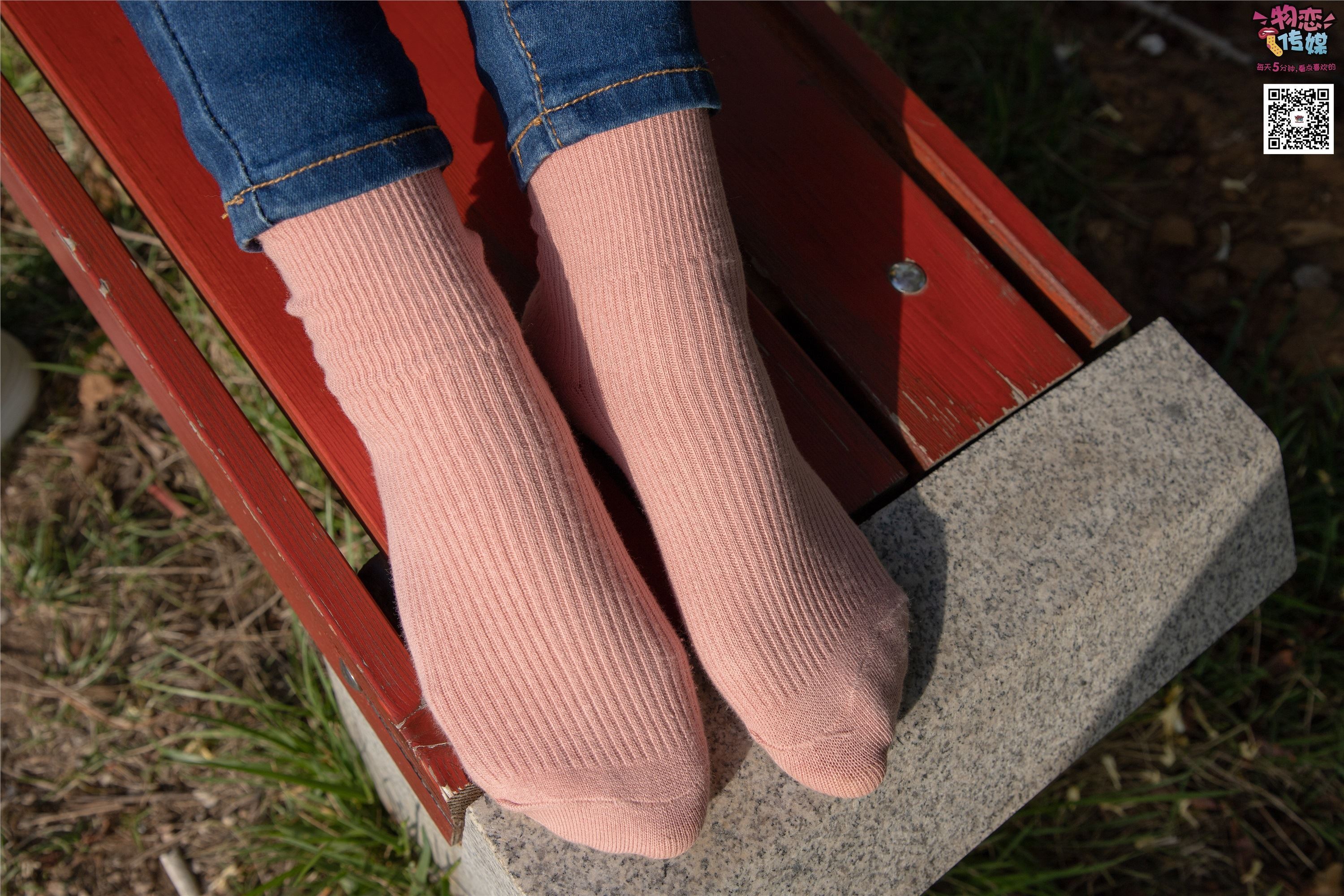 物恋传媒 No.012 娇小型小萝莉哦,猜猜我多大呢,小白板鞋搭配粉色棉袜