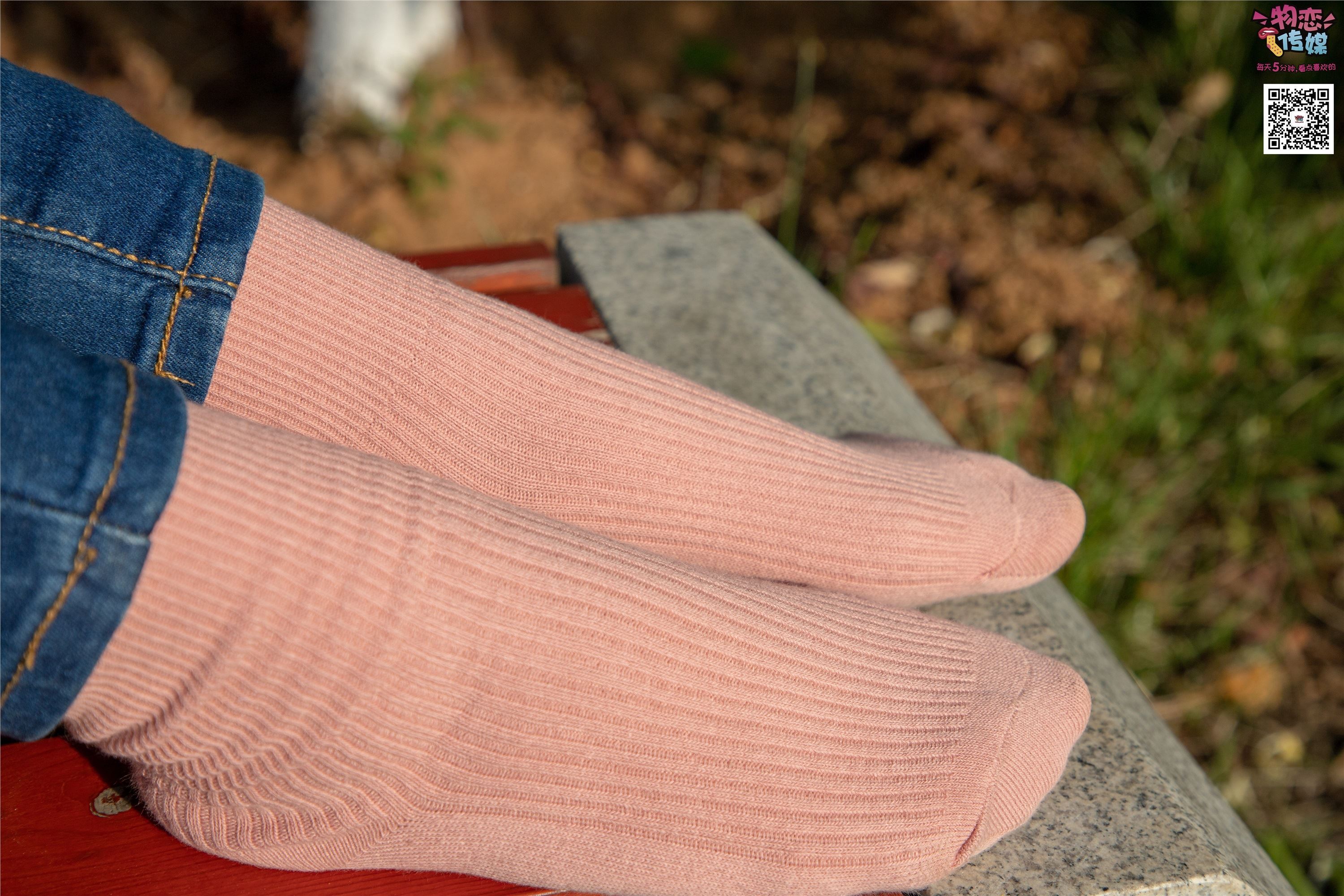 物恋传媒 No.012 娇小型小萝莉哦,猜猜我多大呢,小白板鞋搭配粉色棉袜