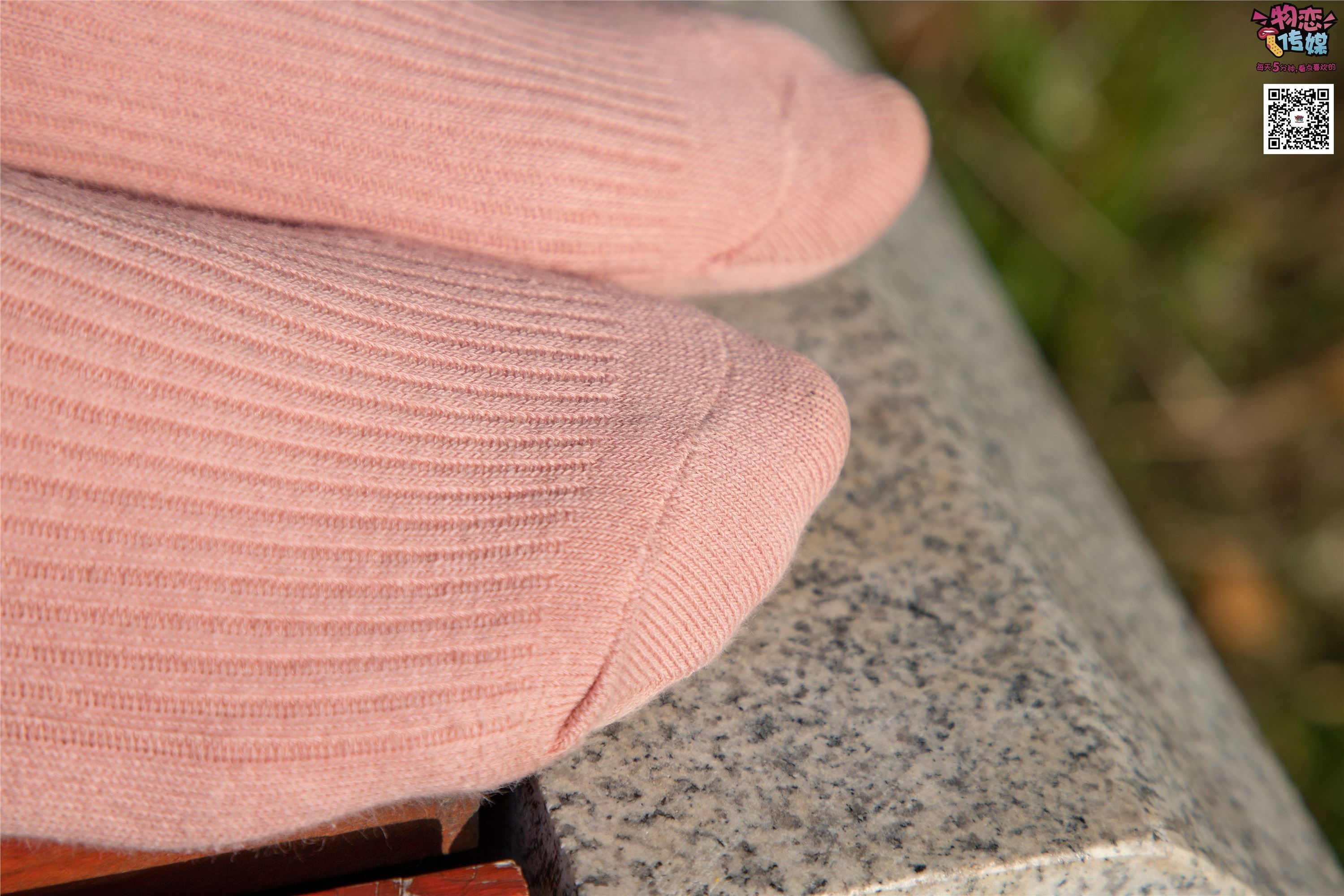 物恋传媒 No.012 娇小型小萝莉哦,猜猜我多大呢,小白板鞋搭配粉色棉袜