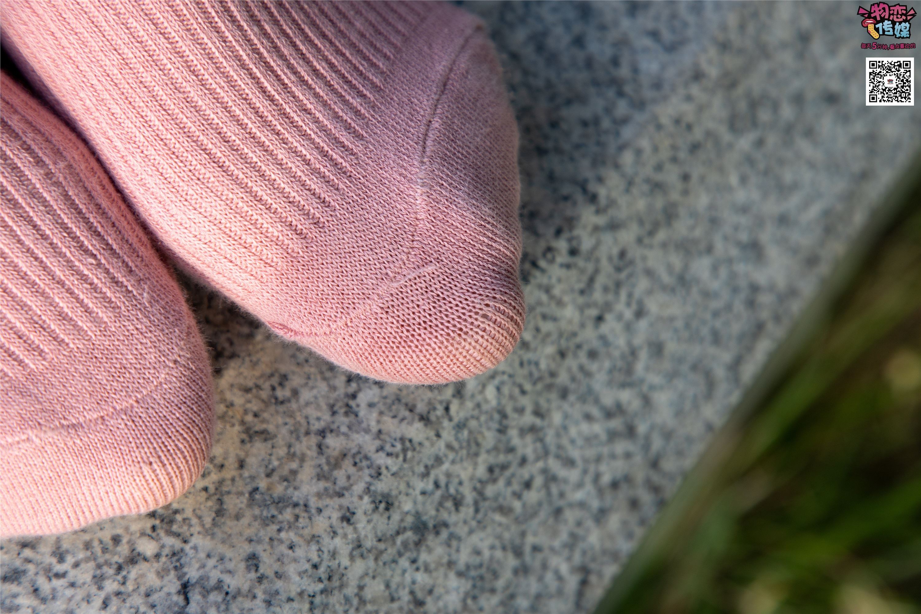 物恋传媒 No.012 娇小型小萝莉哦,猜猜我多大呢,小白板鞋搭配粉色棉袜