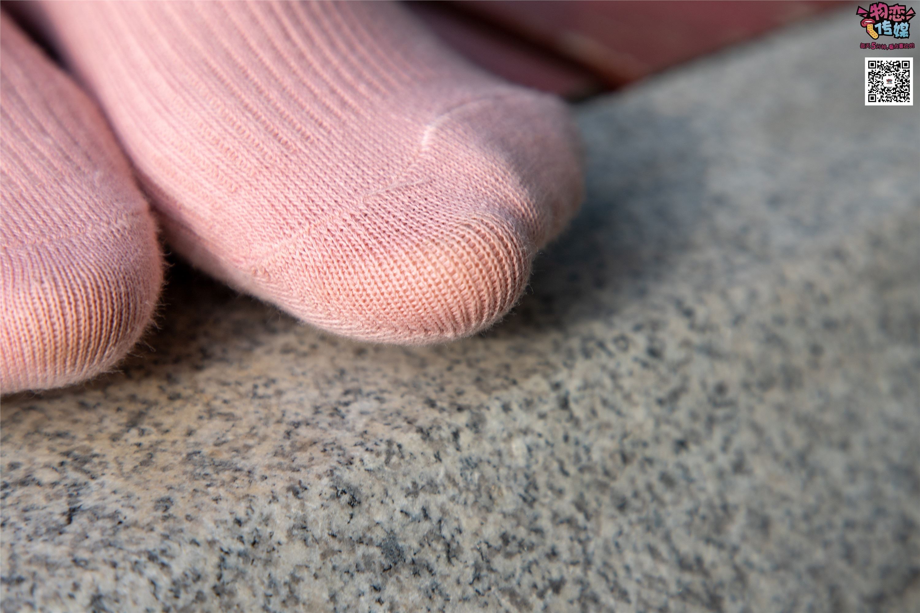 物恋传媒 No.012 娇小型小萝莉哦,猜猜我多大呢,小白板鞋搭配粉色棉袜