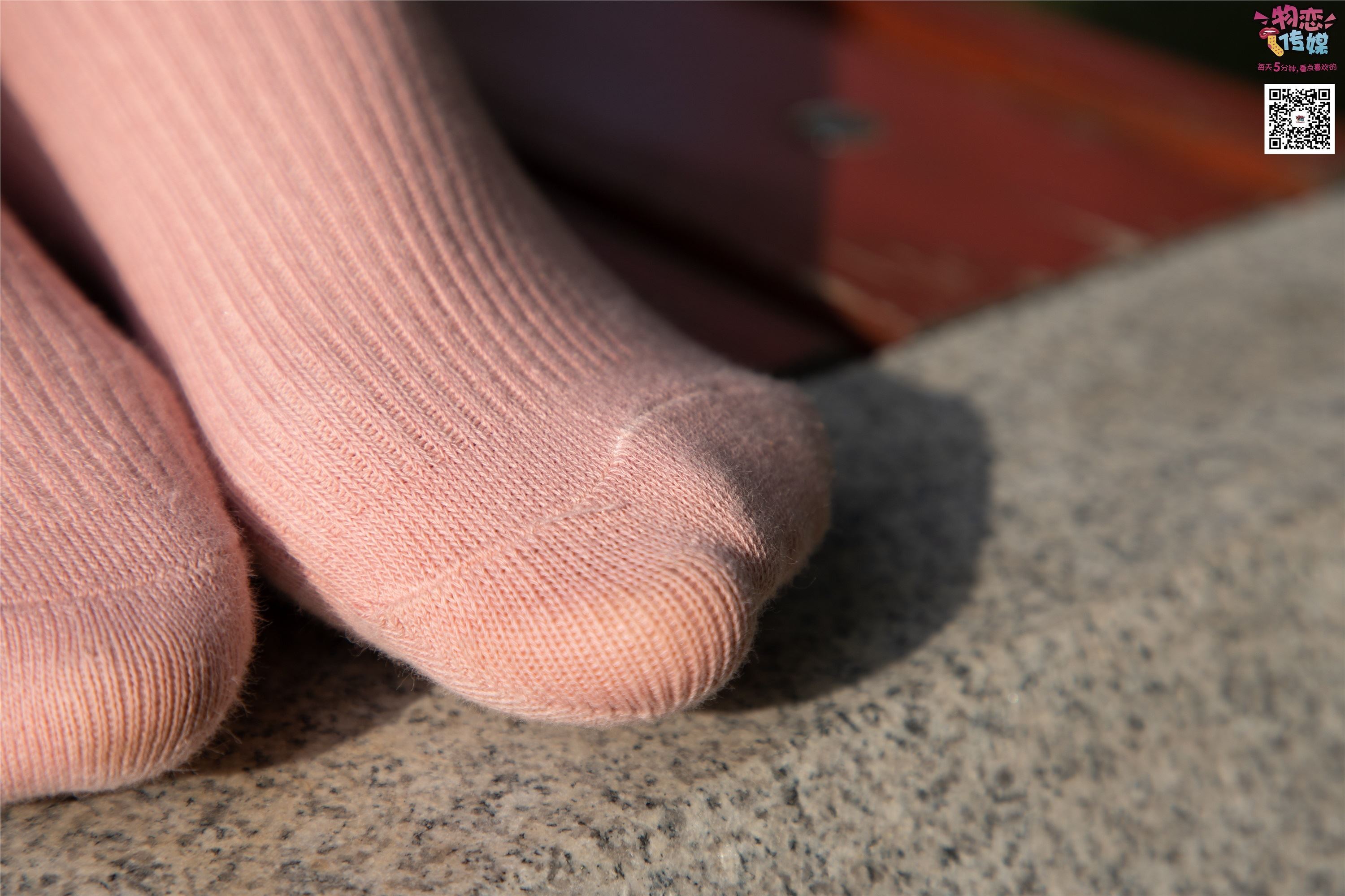 物恋传媒 No.012 娇小型小萝莉哦,猜猜我多大呢,小白板鞋搭配粉色棉袜