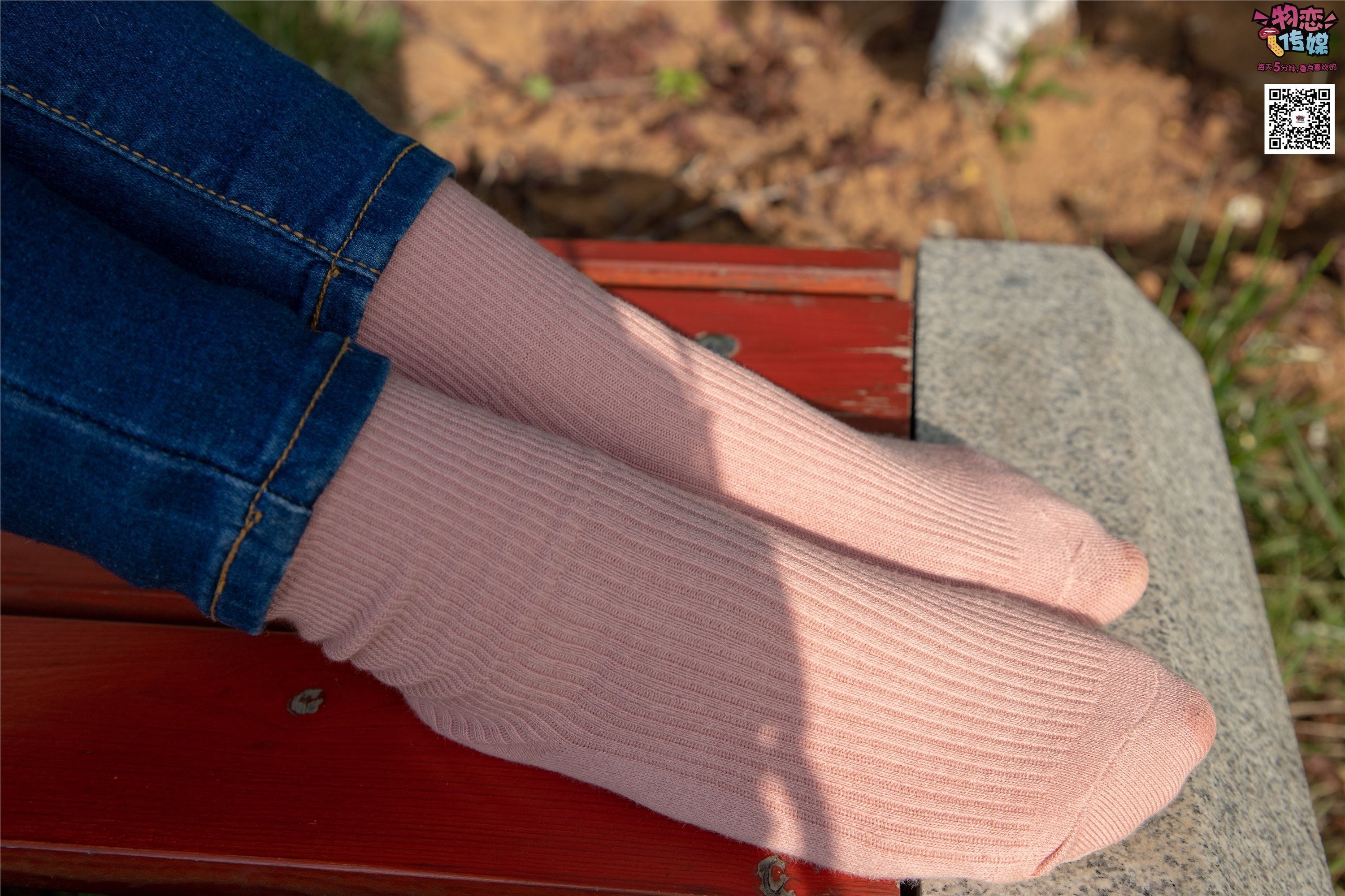 物恋传媒 No.012 娇小型小萝莉哦,猜猜我多大呢,小白板鞋搭配粉色棉袜