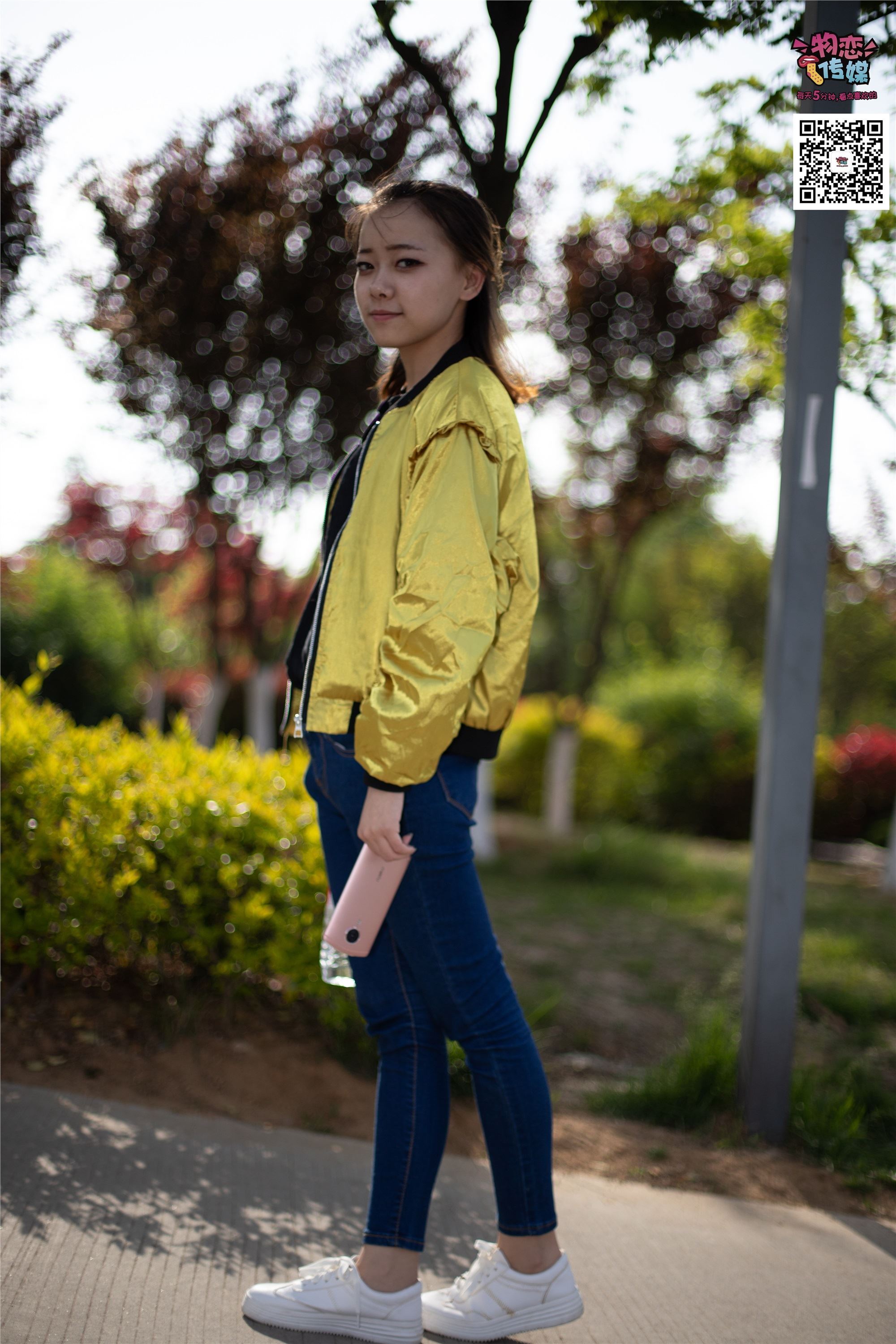 物恋传媒 No.012 娇小型小萝莉哦,猜猜我多大呢,小白板鞋搭配粉色棉袜