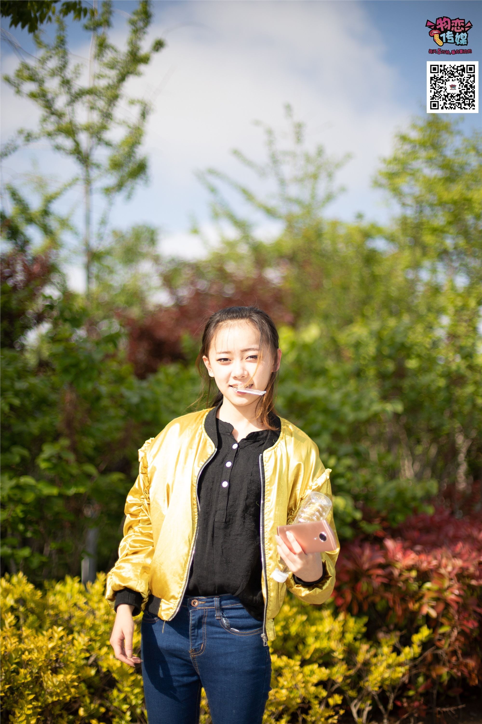 物恋传媒 No.012 娇小型小萝莉哦,猜猜我多大呢,小白板鞋搭配粉色棉袜