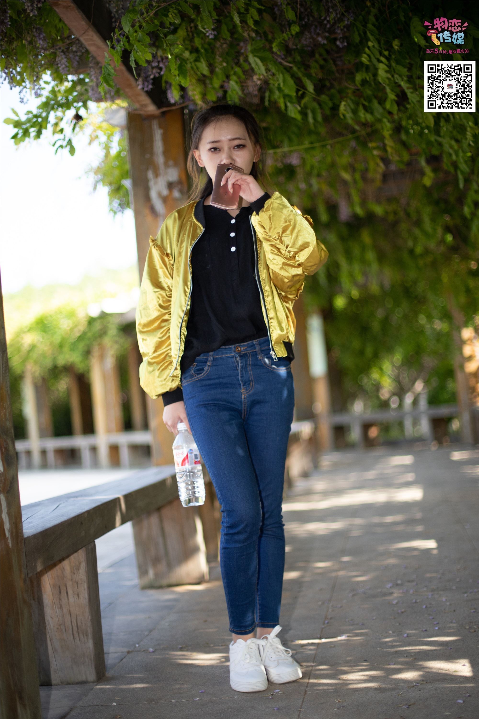 物恋传媒 No.012 娇小型小萝莉哦,猜猜我多大呢,小白板鞋搭配粉色棉袜