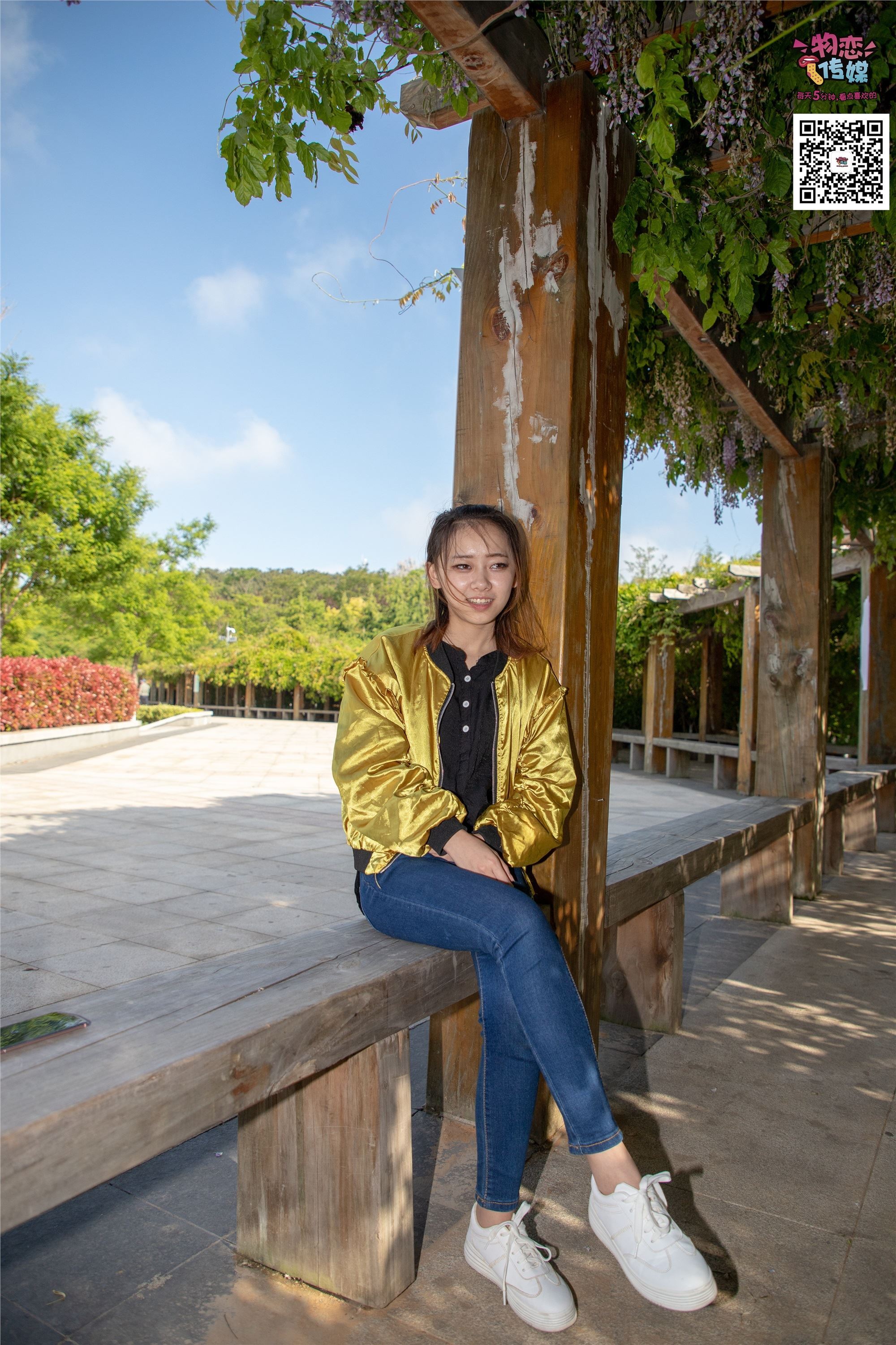 物恋传媒 No.012 娇小型小萝莉哦,猜猜我多大呢,小白板鞋搭配粉色棉袜