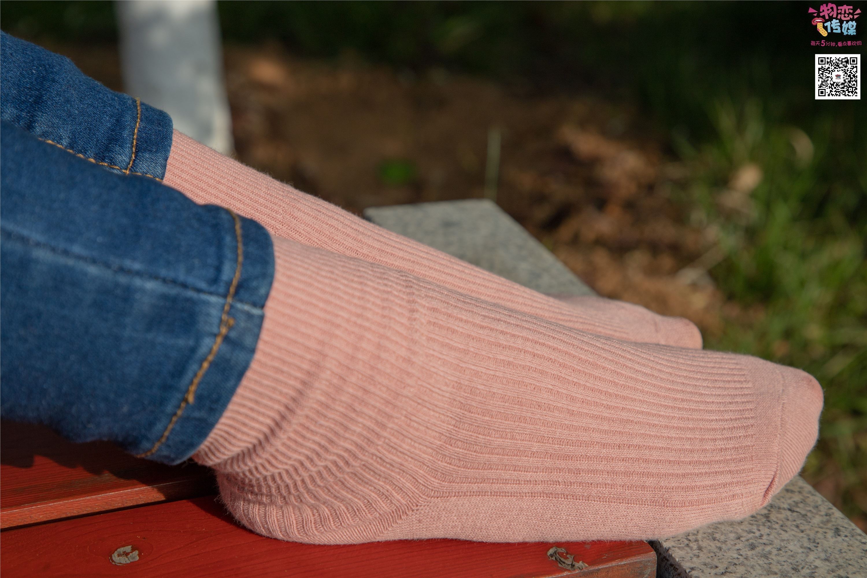 物恋传媒 No.012 娇小型小萝莉哦,猜猜我多大呢,小白板鞋搭配粉色棉袜