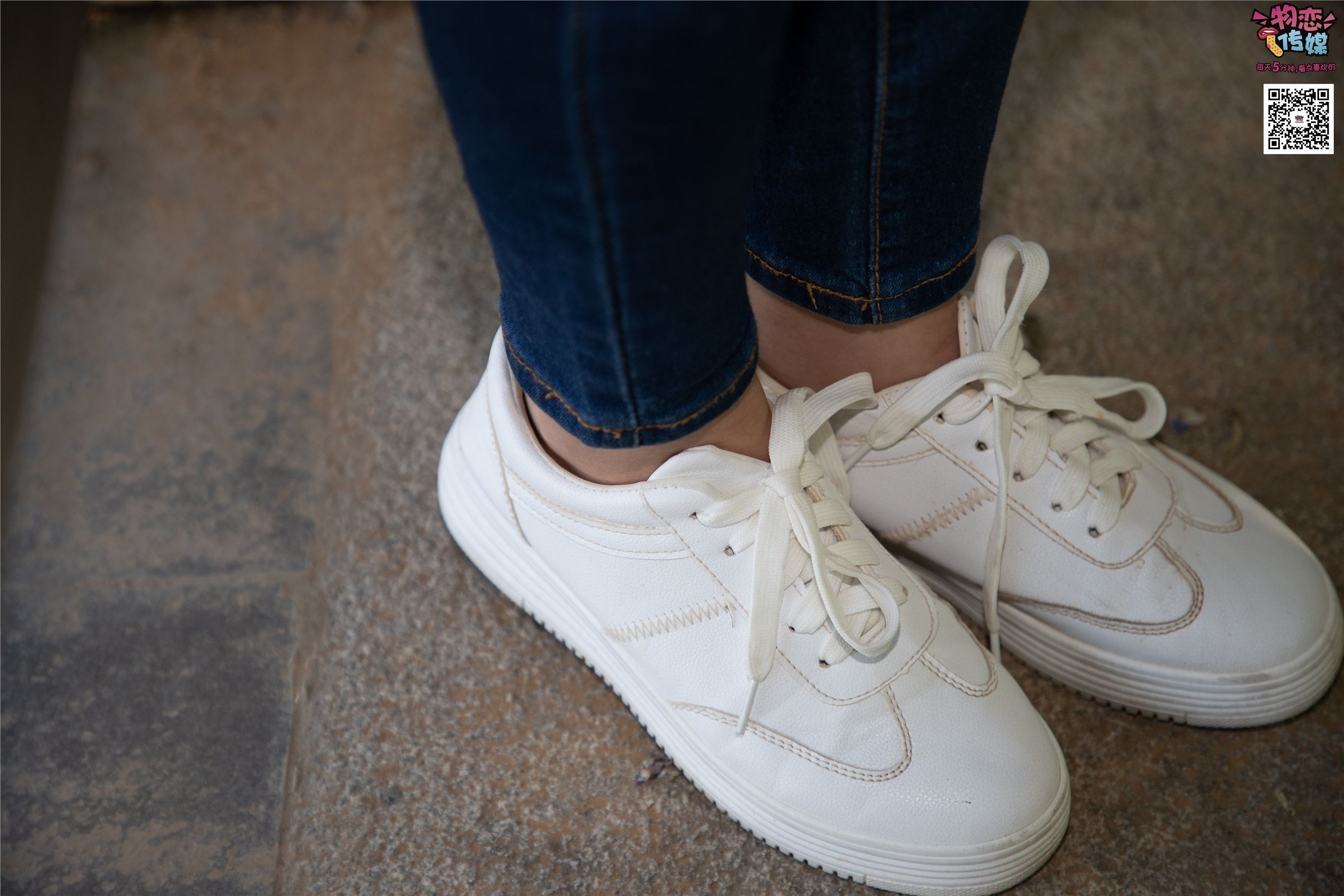 物恋传媒 No.012 娇小型小萝莉哦,猜猜我多大呢,小白板鞋搭配粉色棉袜