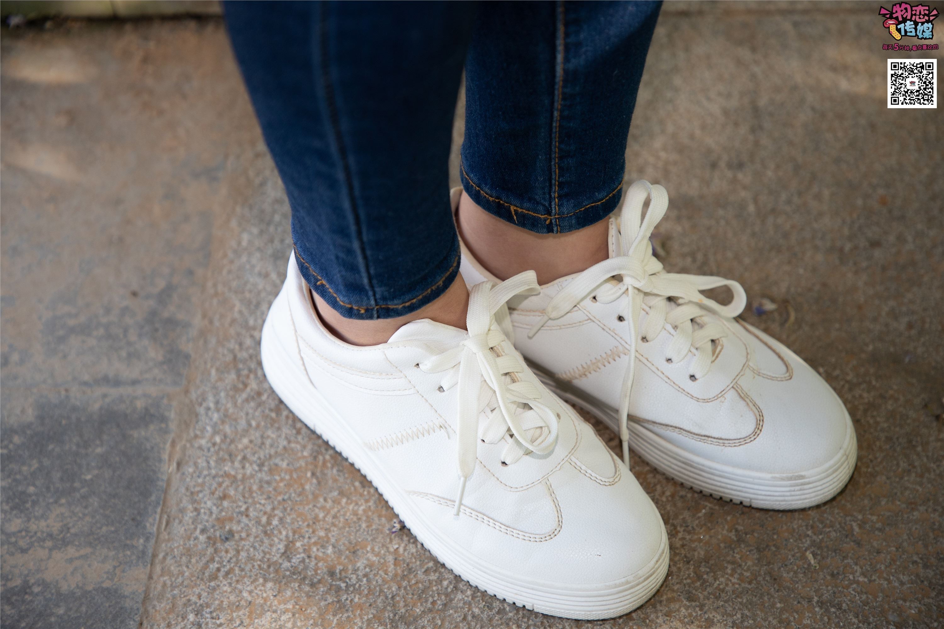 物恋传媒 No.012 娇小型小萝莉哦,猜猜我多大呢,小白板鞋搭配粉色棉袜