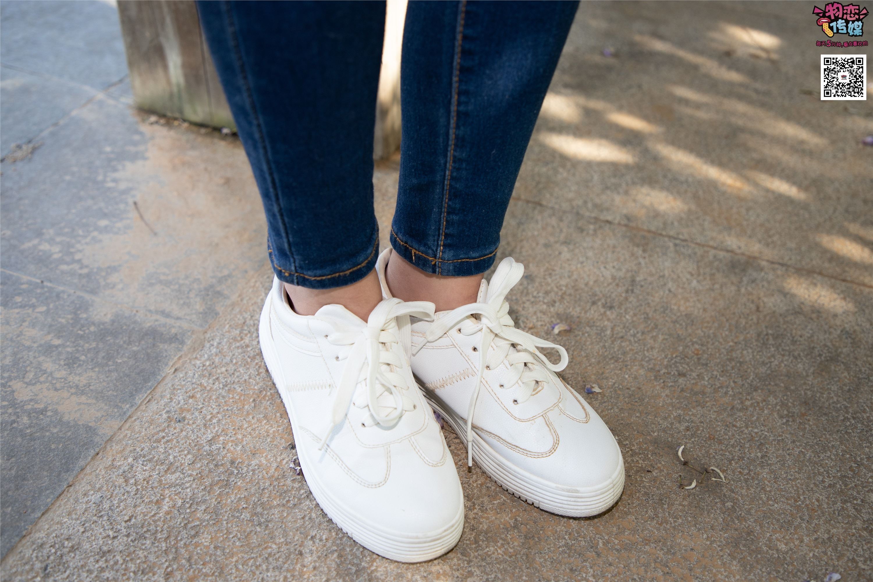 物恋传媒 No.012 娇小型小萝莉哦,猜猜我多大呢,小白板鞋搭配粉色棉袜