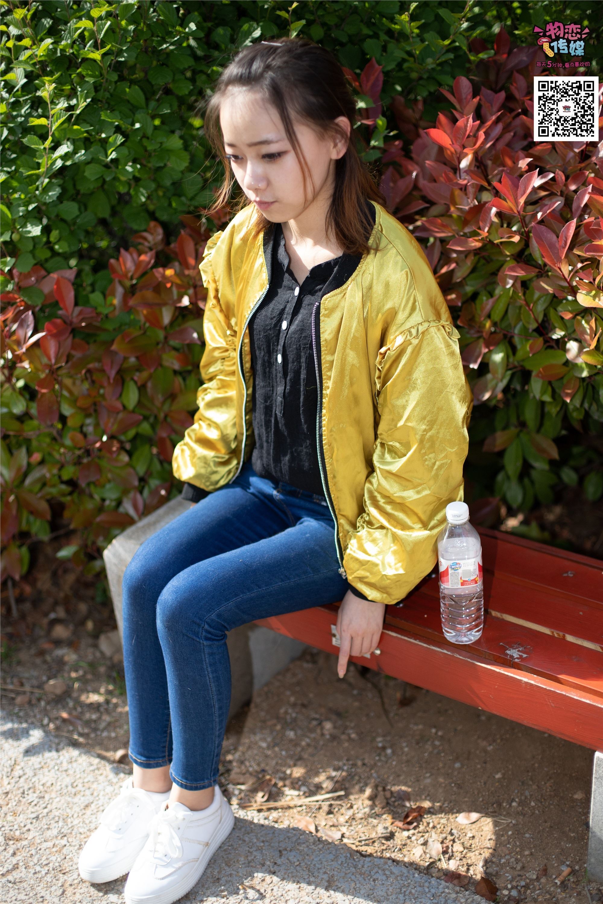 物恋传媒 No.012 娇小型小萝莉哦,猜猜我多大呢,小白板鞋搭配粉色棉袜