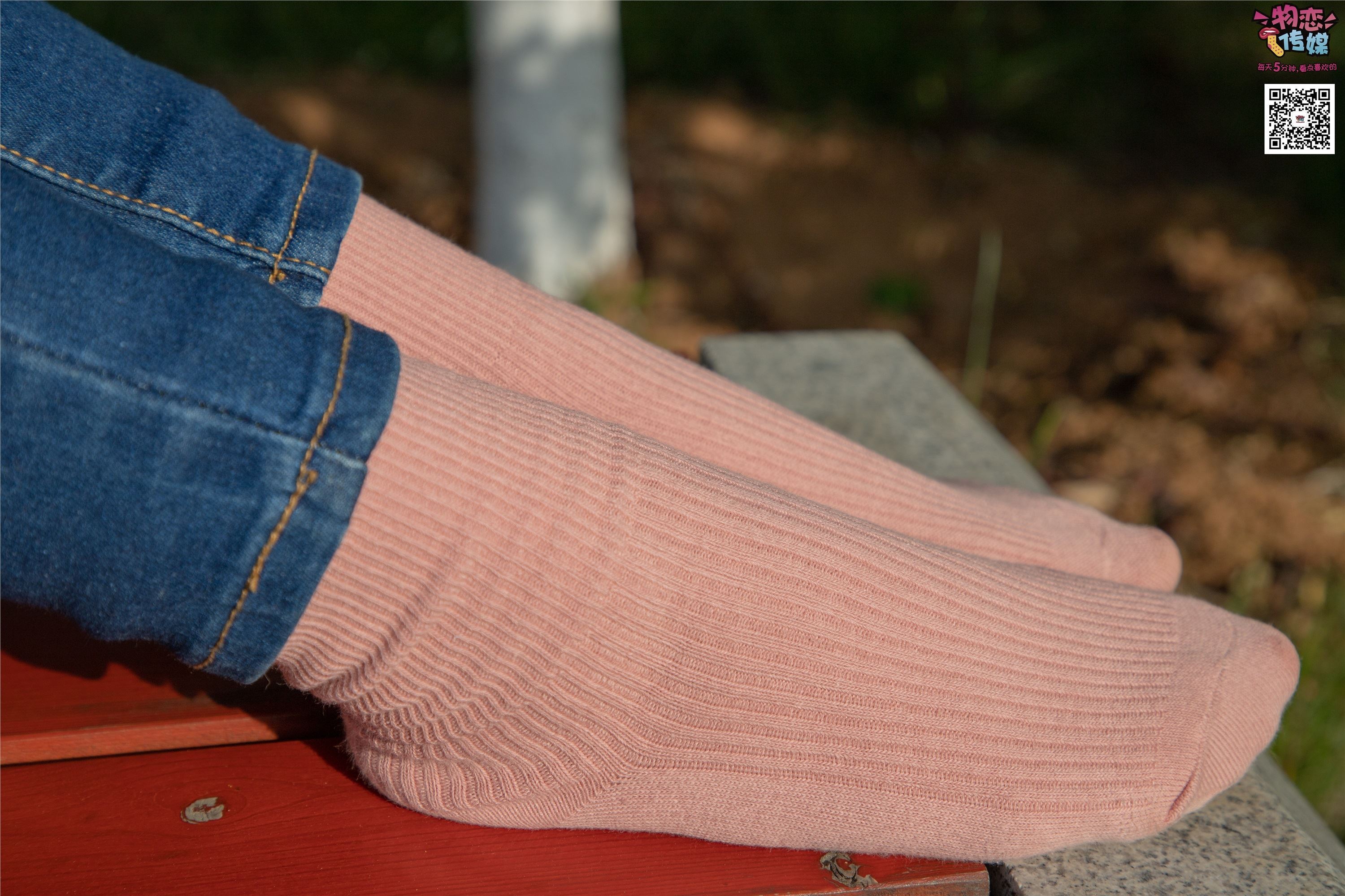 物恋传媒 No.012 娇小型小萝莉哦,猜猜我多大呢,小白板鞋搭配粉色棉袜