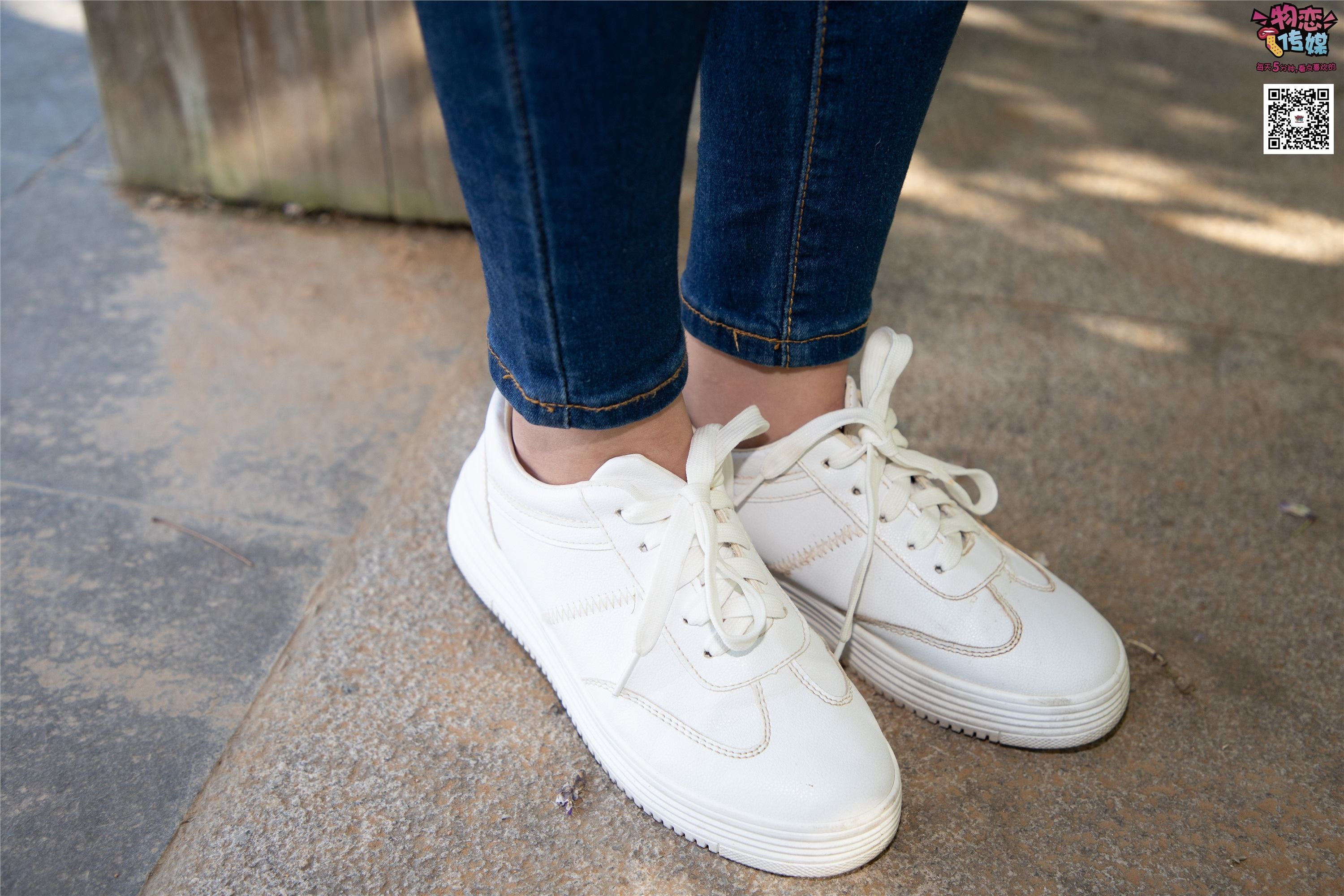 物恋传媒 No.012 娇小型小萝莉哦,猜猜我多大呢,小白板鞋搭配粉色棉袜