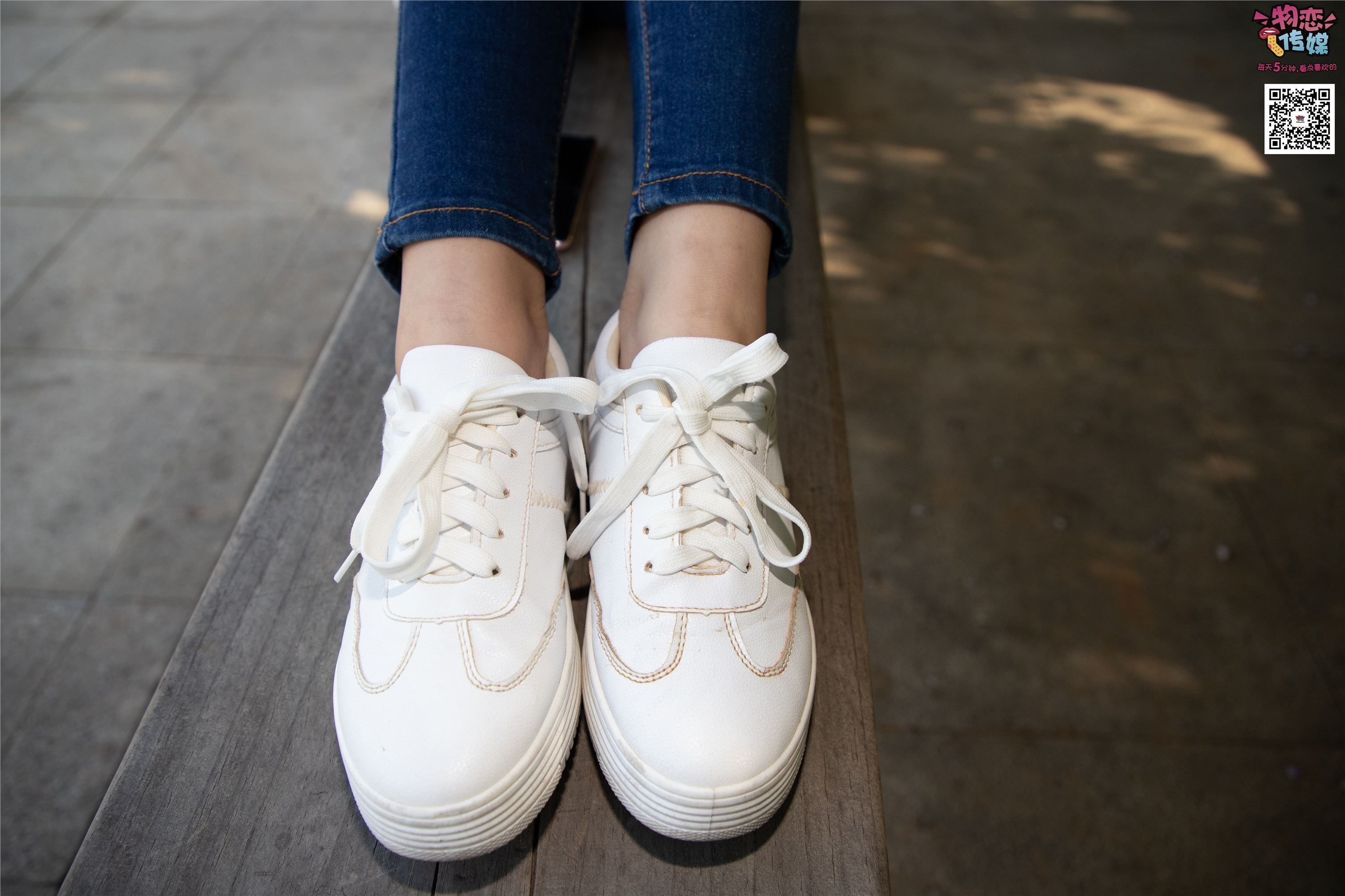 物恋传媒 No.012 娇小型小萝莉哦,猜猜我多大呢,小白板鞋搭配粉色棉袜