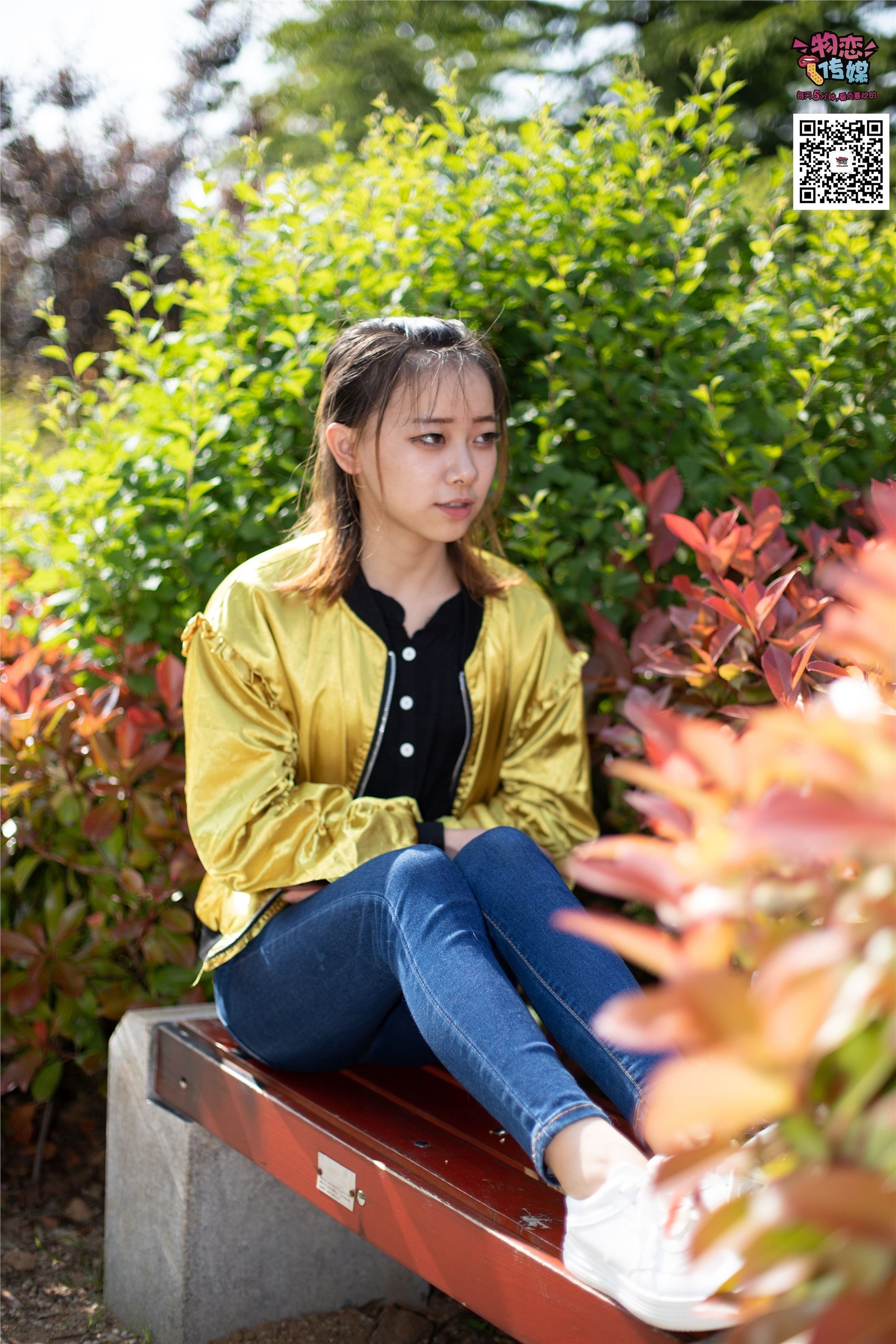 物恋传媒 No.012 娇小型小萝莉哦,猜猜我多大呢,小白板鞋搭配粉色棉袜