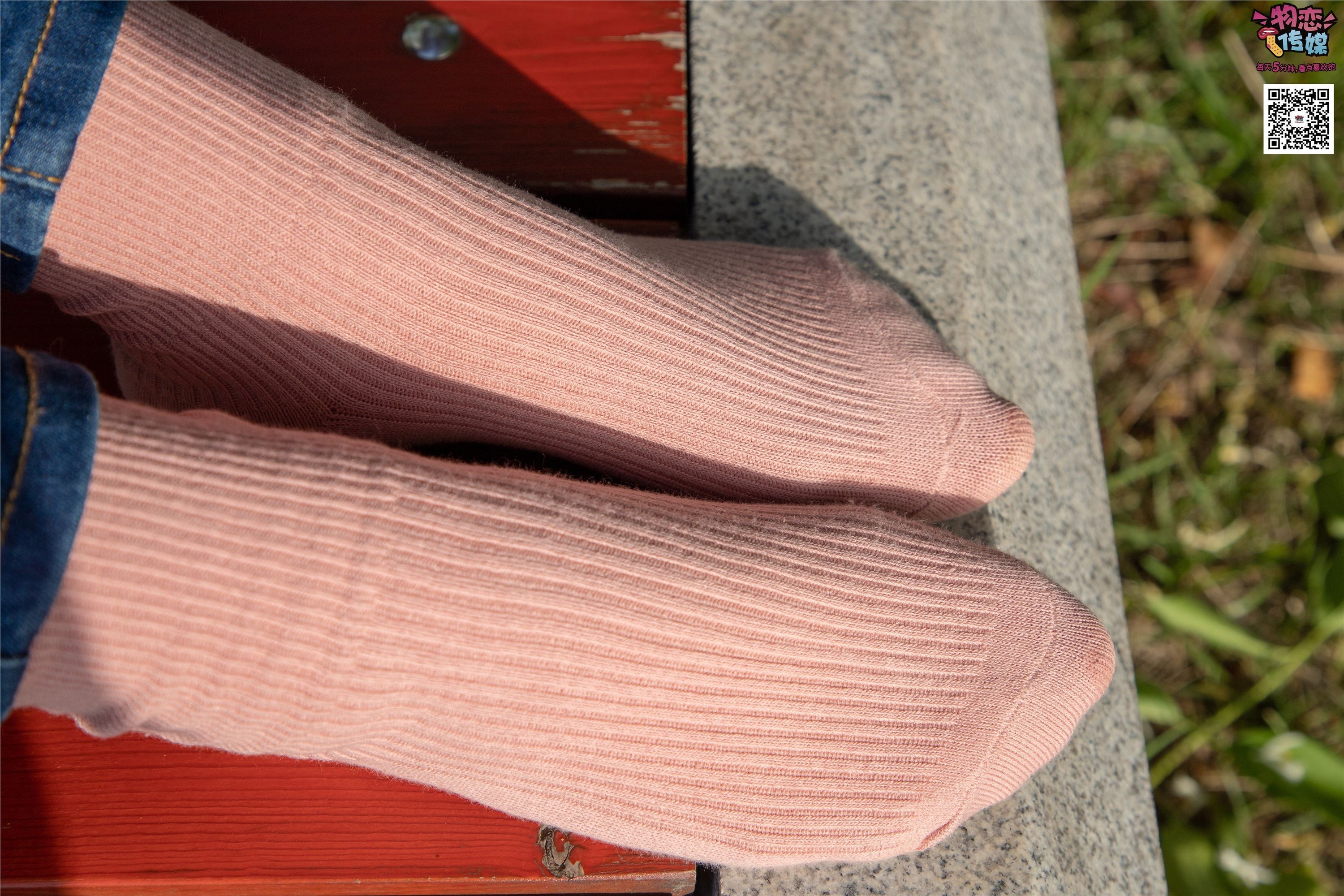 物恋传媒 No.012 娇小型小萝莉哦,猜猜我多大呢,小白板鞋搭配粉色棉袜