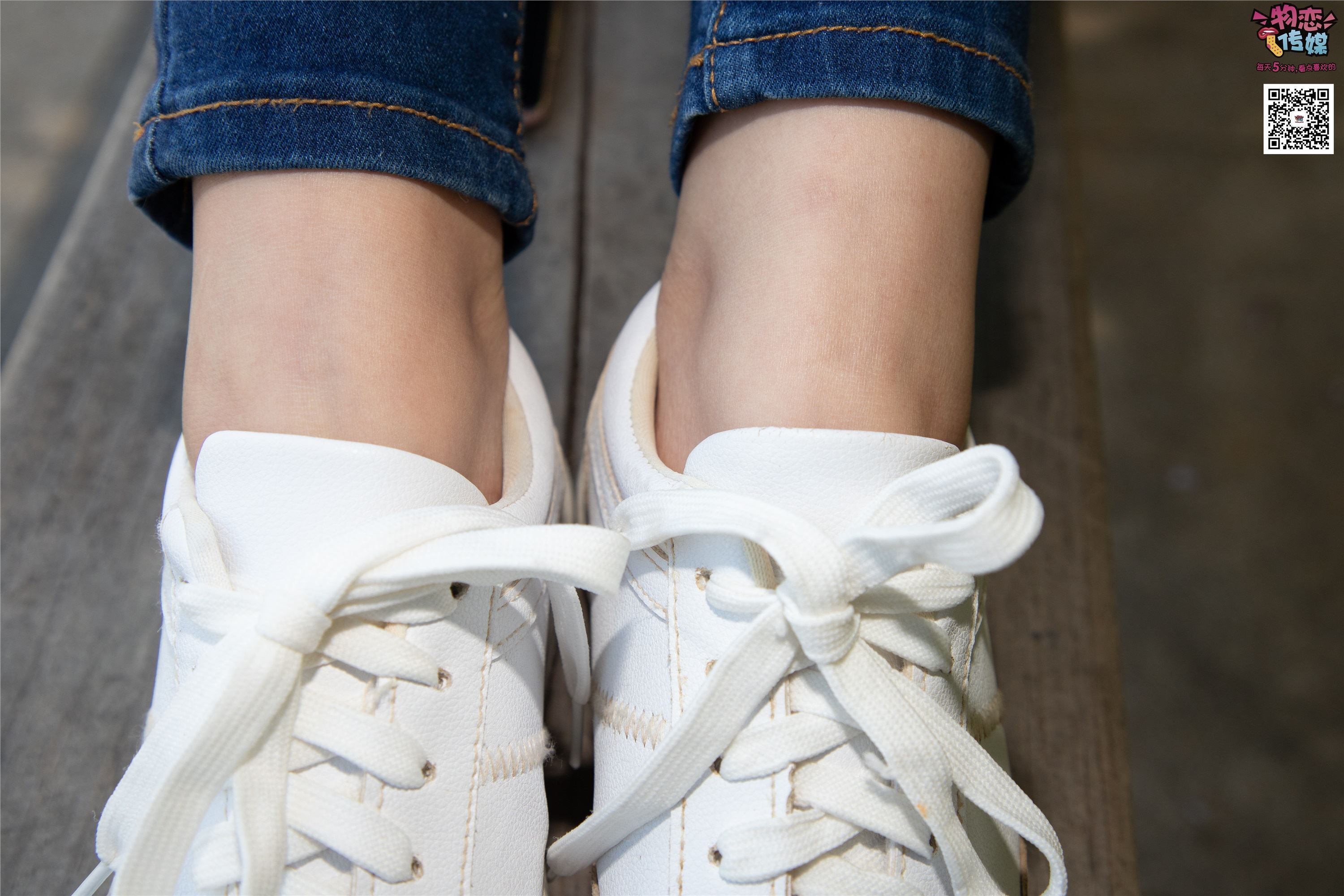 物恋传媒 No.012 娇小型小萝莉哦,猜猜我多大呢,小白板鞋搭配粉色棉袜