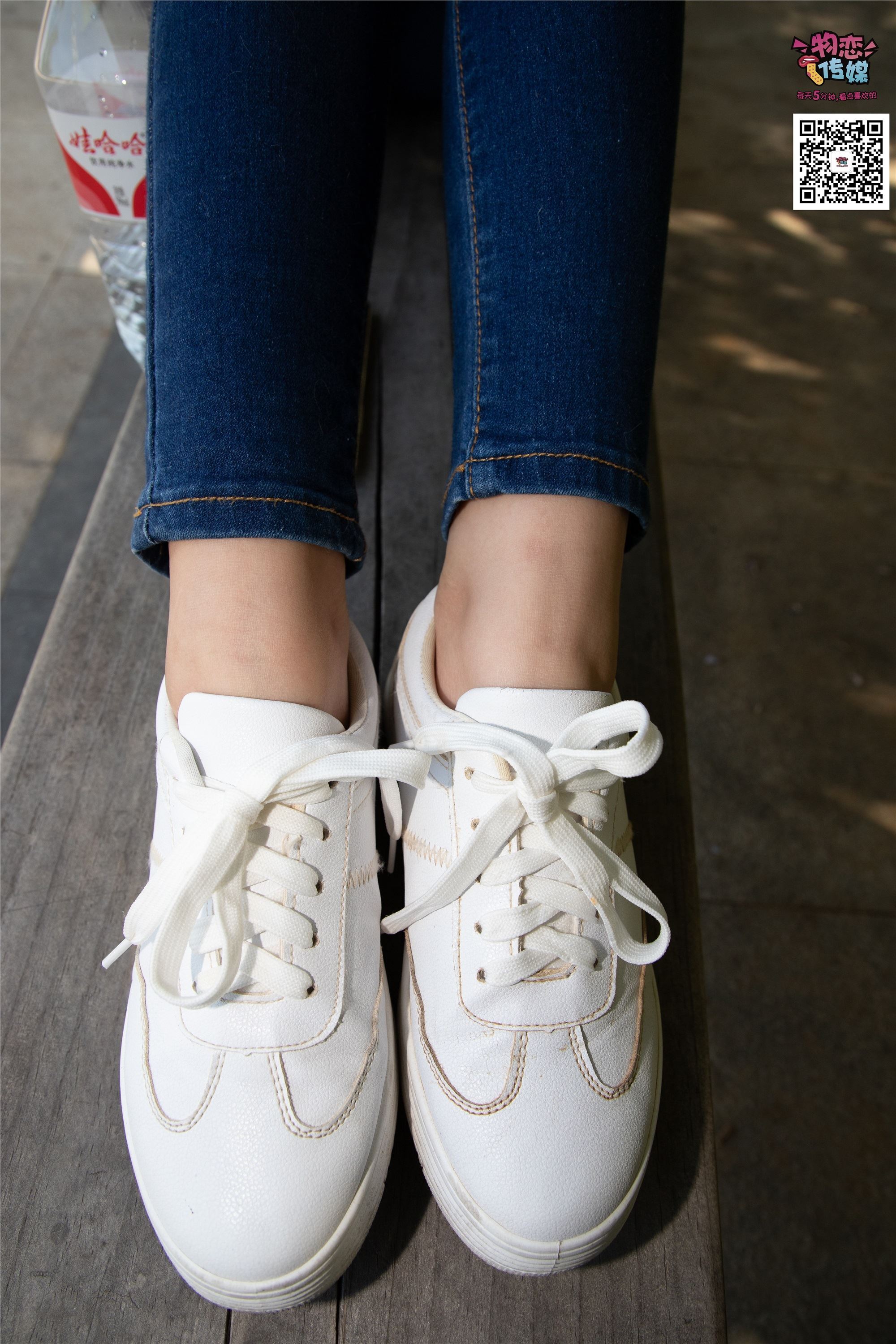 物恋传媒 No.012 娇小型小萝莉哦,猜猜我多大呢,小白板鞋搭配粉色棉袜