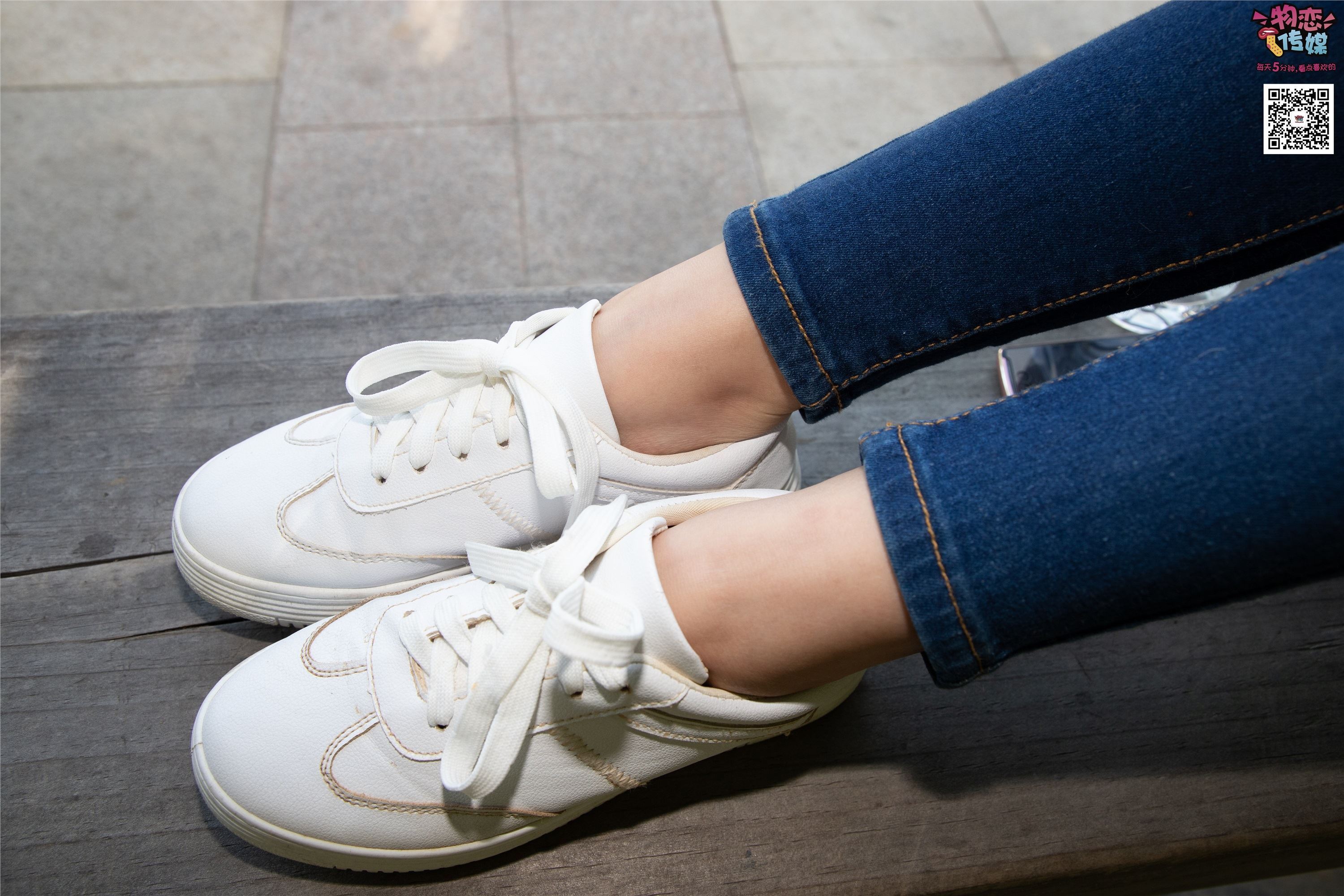 物恋传媒 No.012 娇小型小萝莉哦,猜猜我多大呢,小白板鞋搭配粉色棉袜