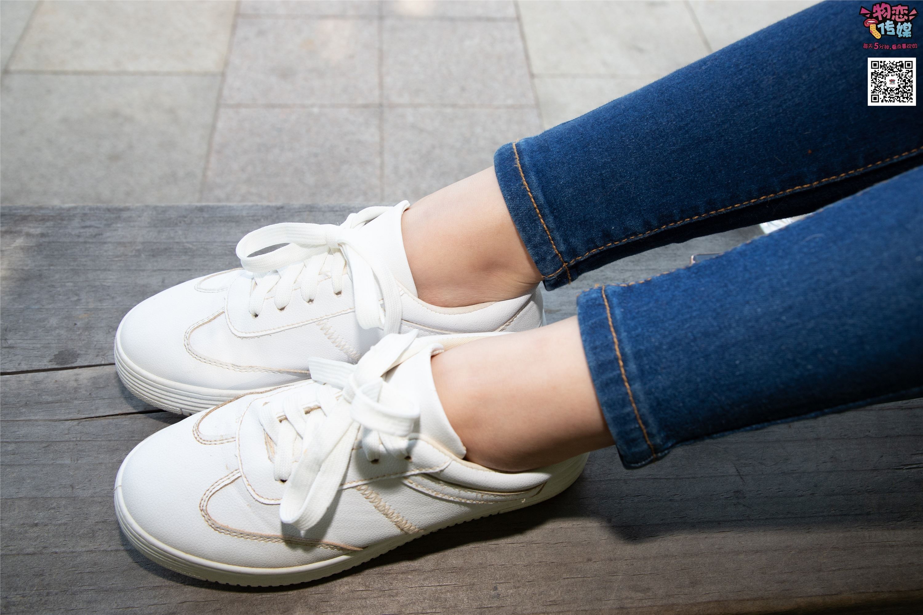 物恋传媒 No.012 娇小型小萝莉哦,猜猜我多大呢,小白板鞋搭配粉色棉袜