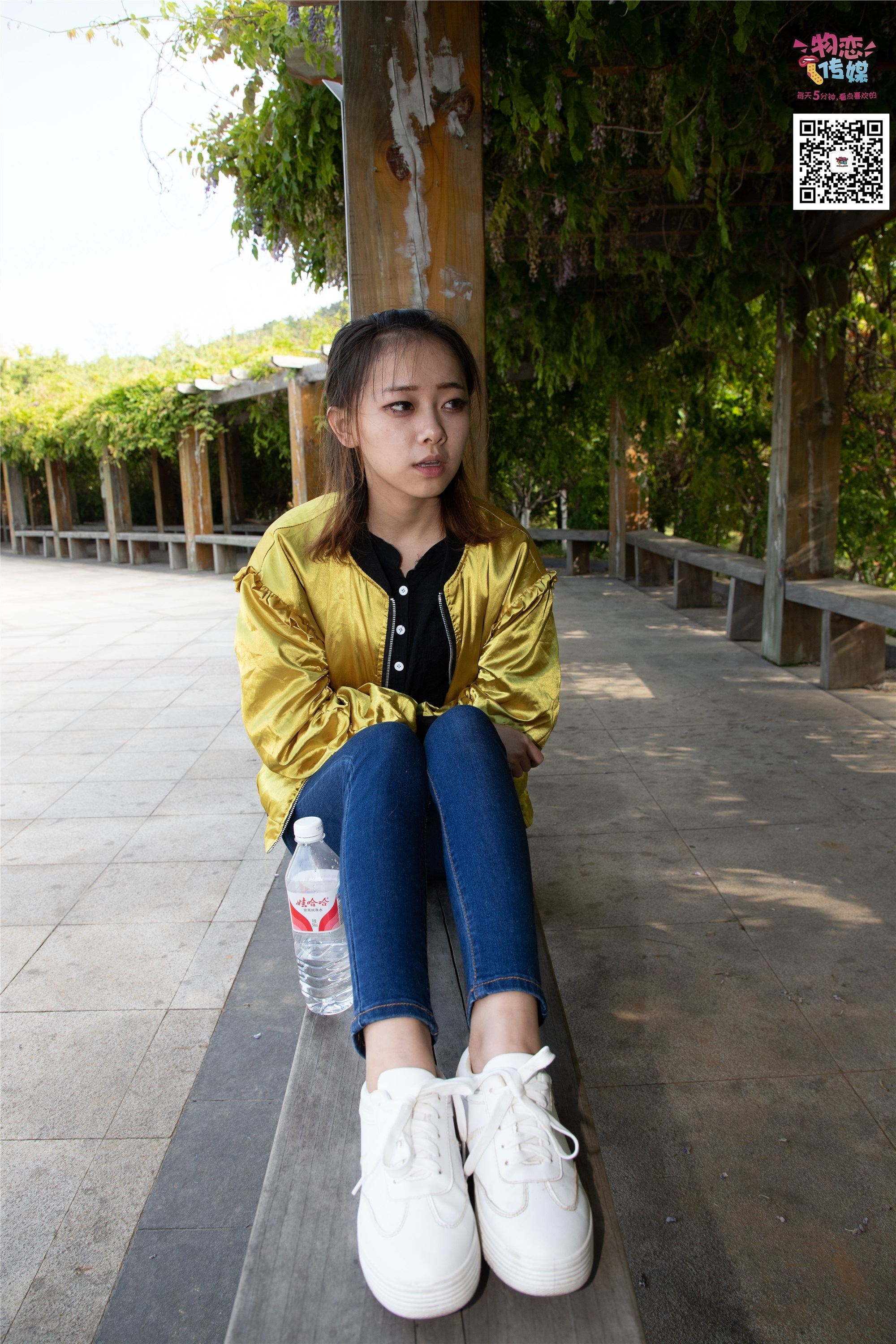 物恋传媒 No.012 娇小型小萝莉哦,猜猜我多大呢,小白板鞋搭配粉色棉袜