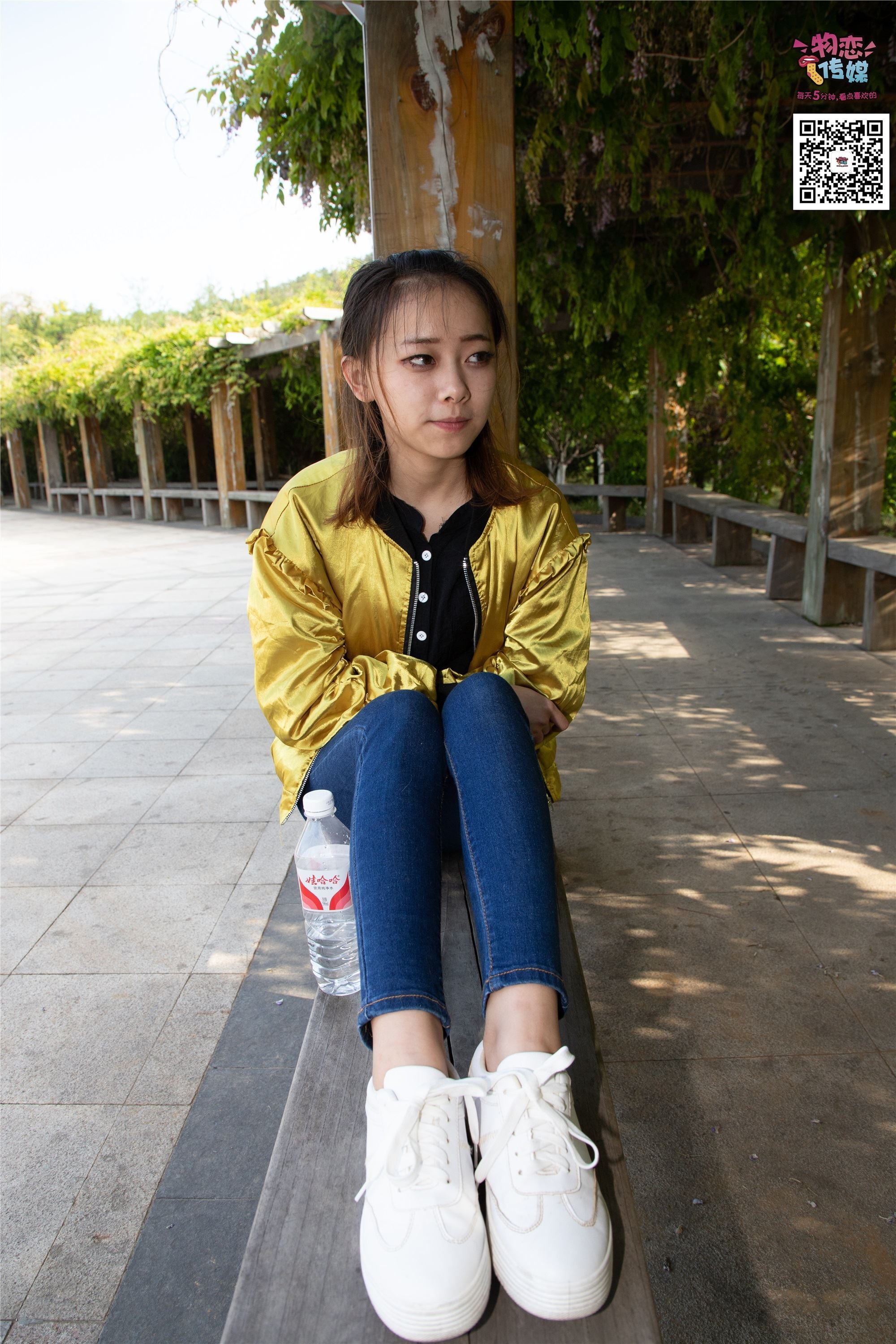 物恋传媒 No.012 娇小型小萝莉哦,猜猜我多大呢,小白板鞋搭配粉色棉袜