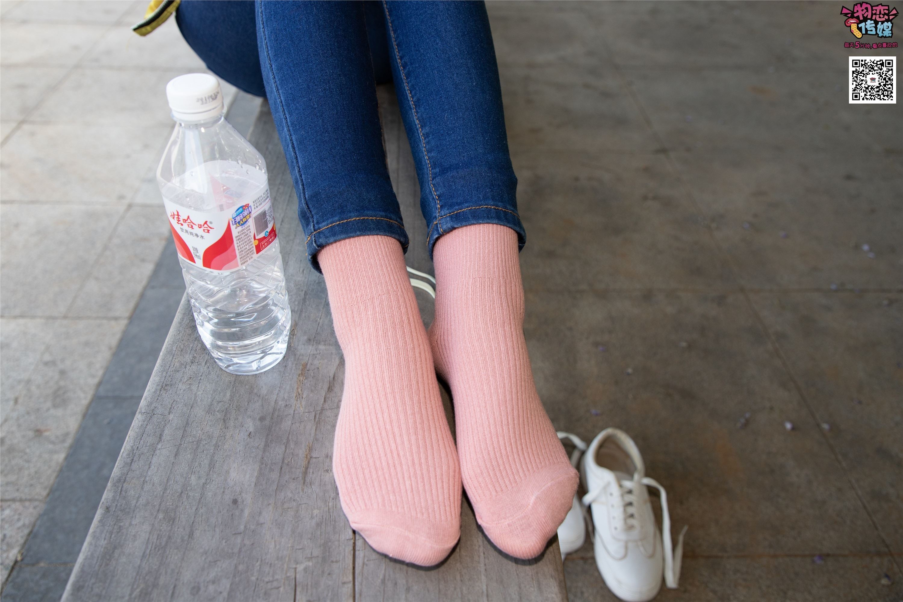 物恋传媒 No.012 娇小型小萝莉哦,猜猜我多大呢,小白板鞋搭配粉色棉袜