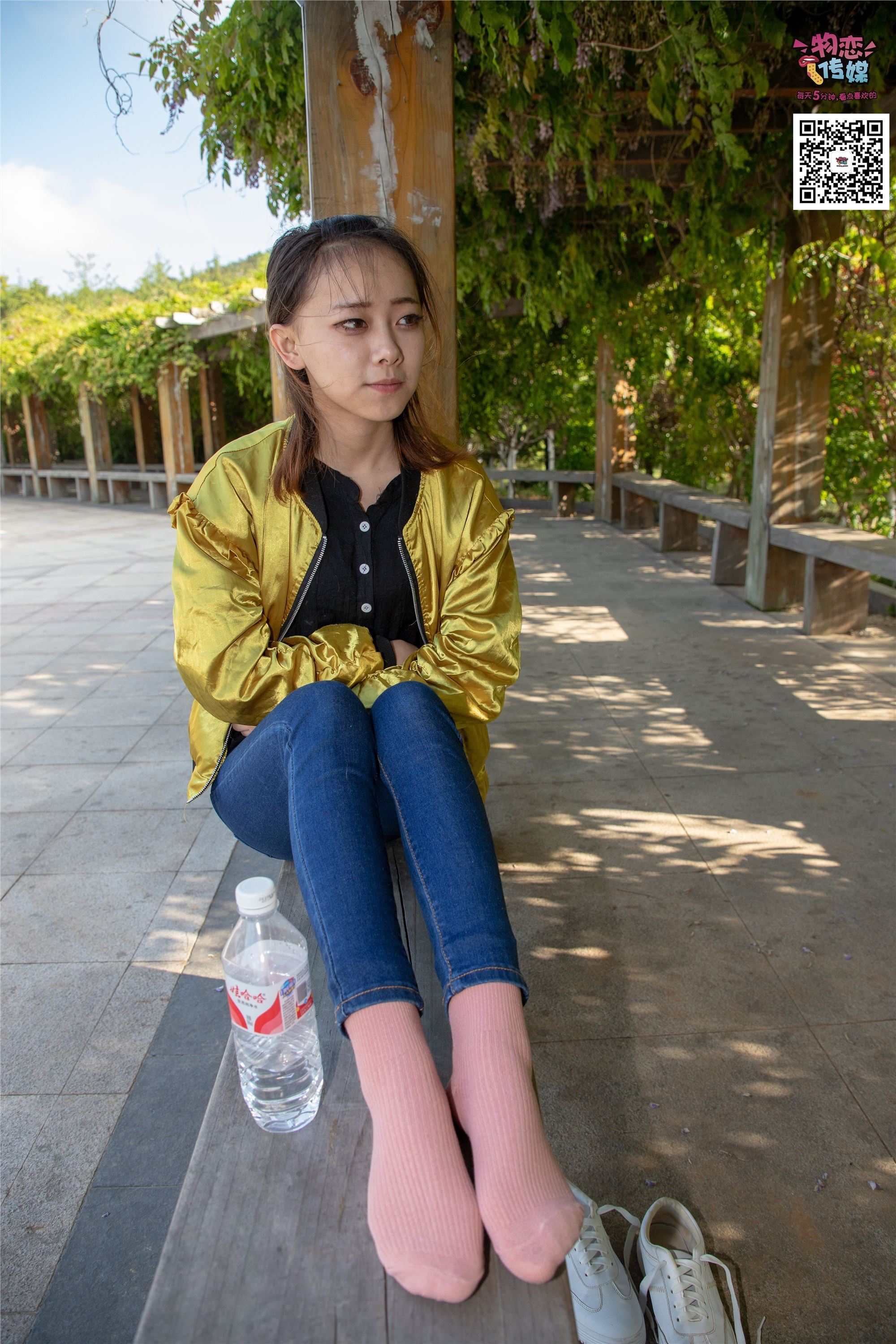 物恋传媒 No.012 娇小型小萝莉哦,猜猜我多大呢,小白板鞋搭配粉色棉袜