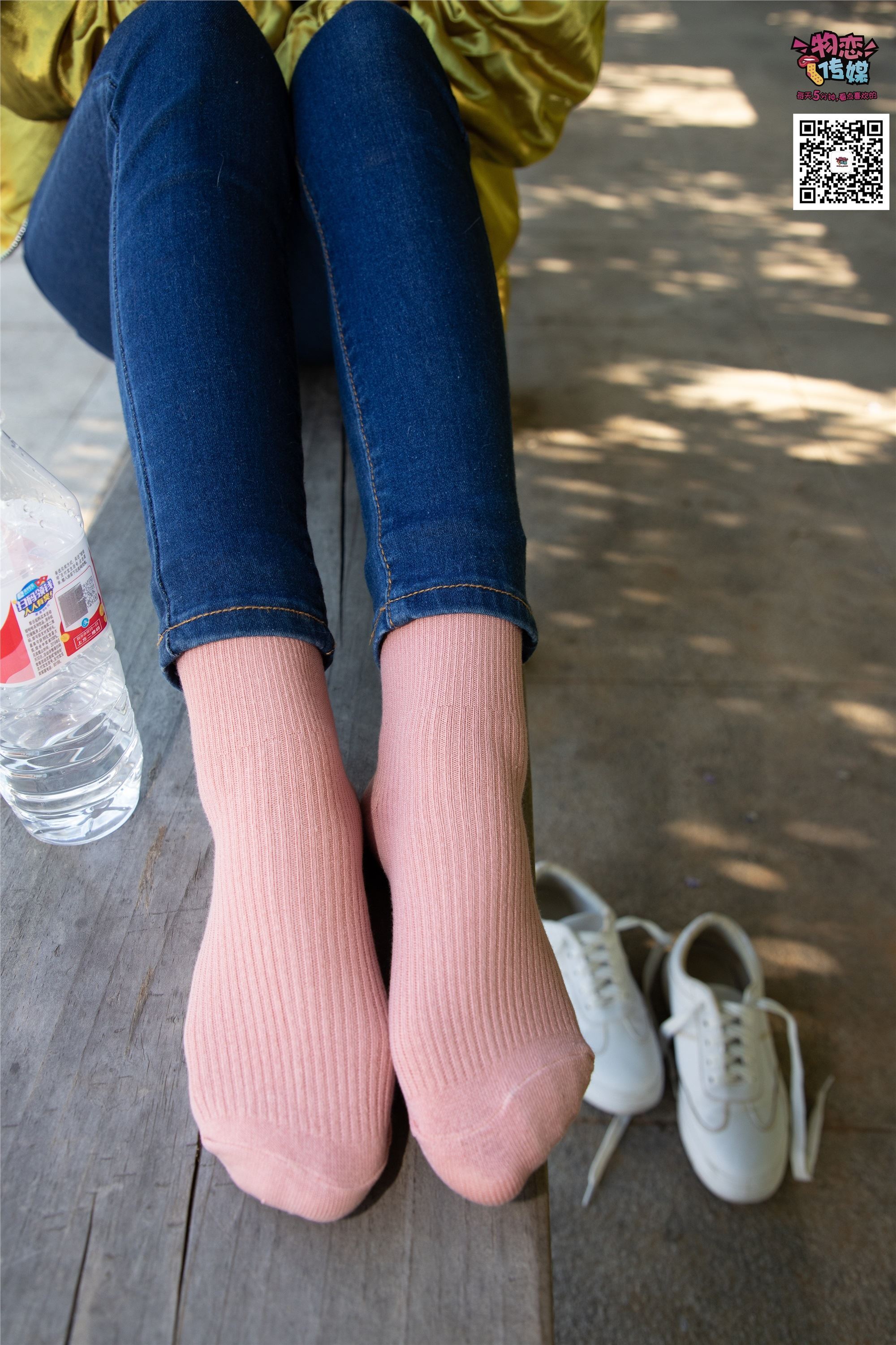 物恋传媒 No.012 娇小型小萝莉哦,猜猜我多大呢,小白板鞋搭配粉色棉袜