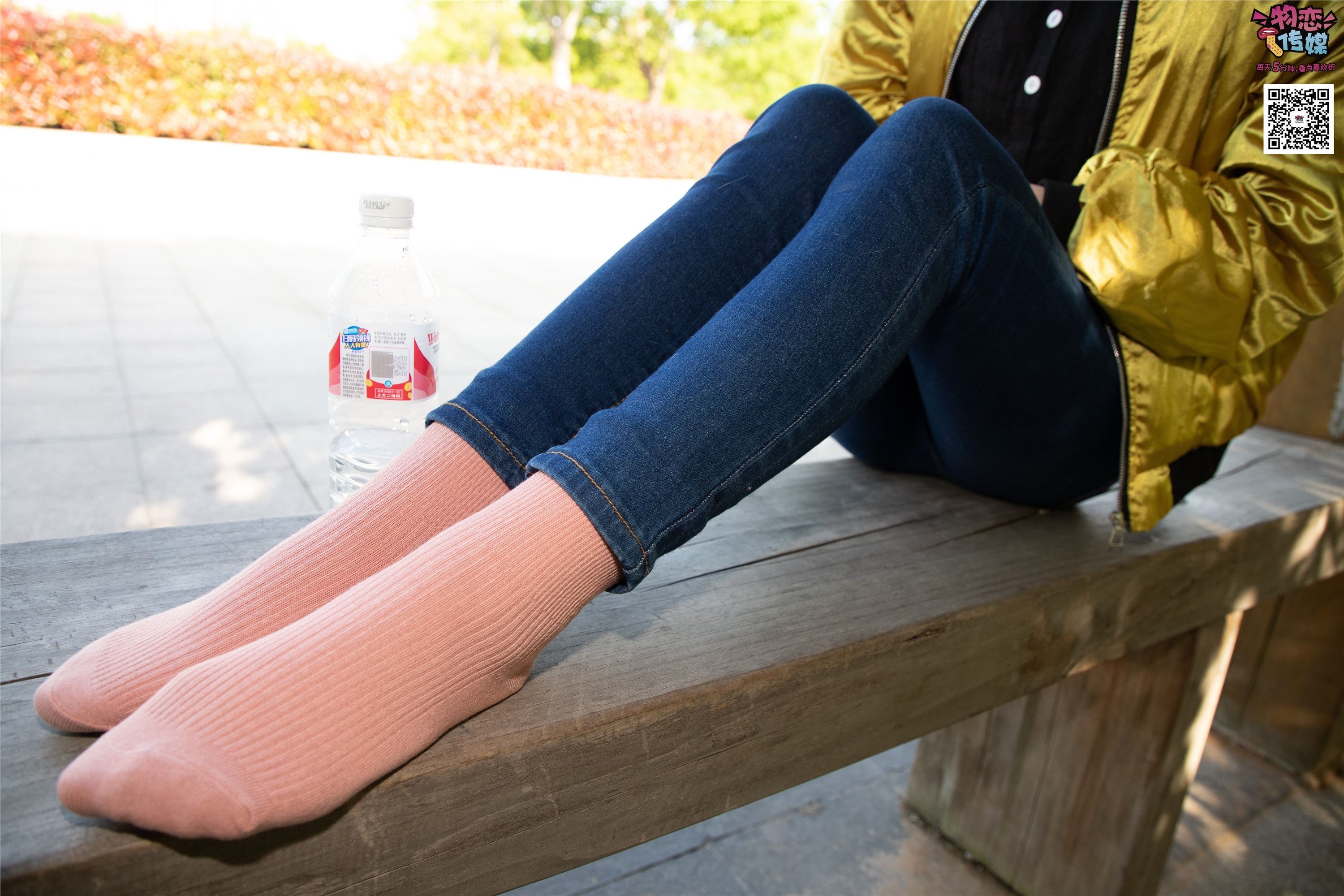 物恋传媒 No.012 娇小型小萝莉哦,猜猜我多大呢,小白板鞋搭配粉色棉袜