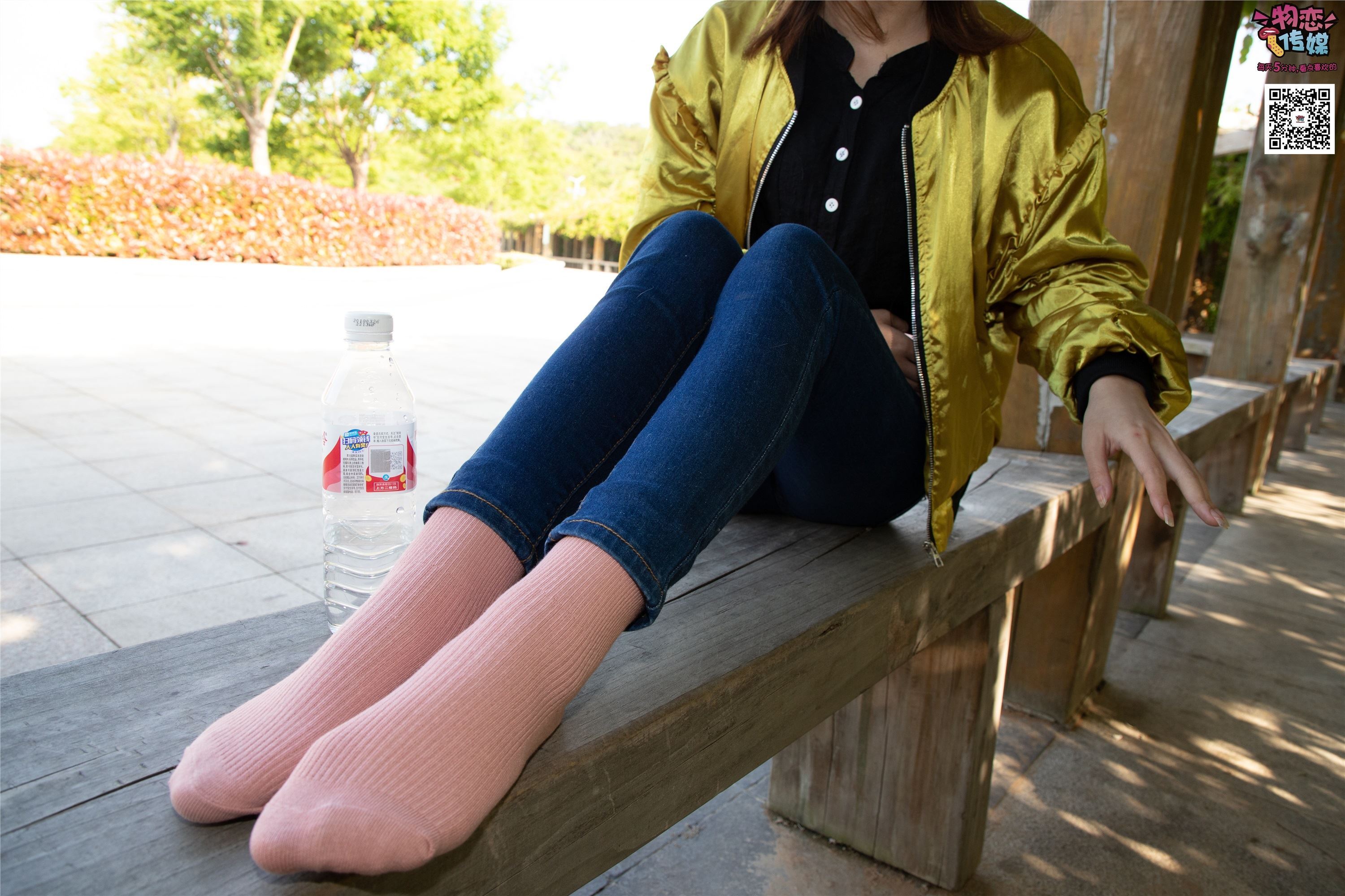 物恋传媒 No.012 娇小型小萝莉哦,猜猜我多大呢,小白板鞋搭配粉色棉袜