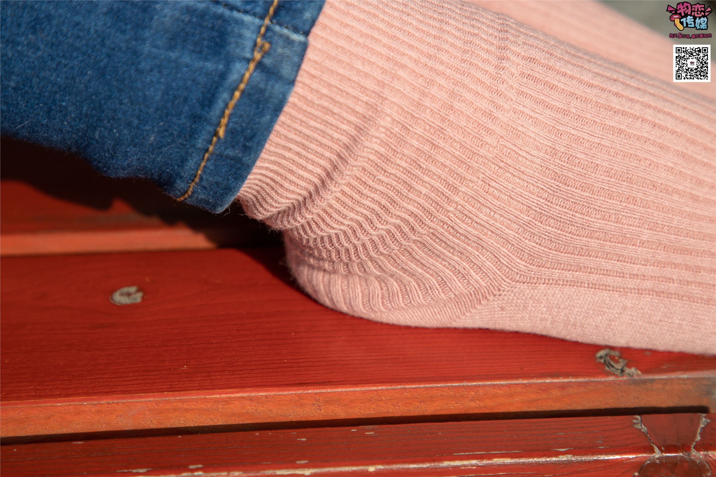 物恋传媒 No.012 娇小型小萝莉哦,猜猜我多大呢,小白板鞋搭配粉色棉袜