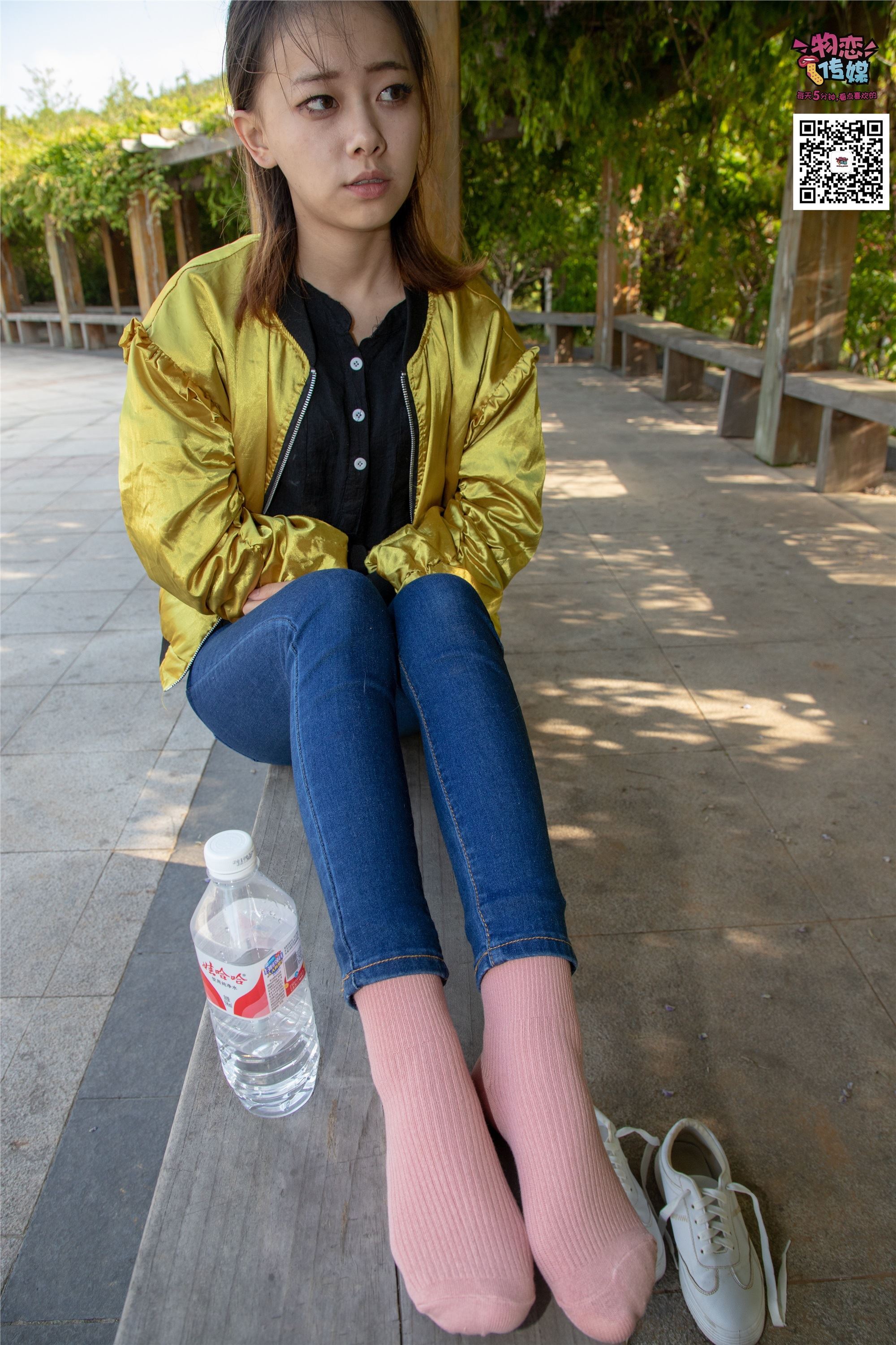 物恋传媒 No.012 娇小型小萝莉哦,猜猜我多大呢,小白板鞋搭配粉色棉袜