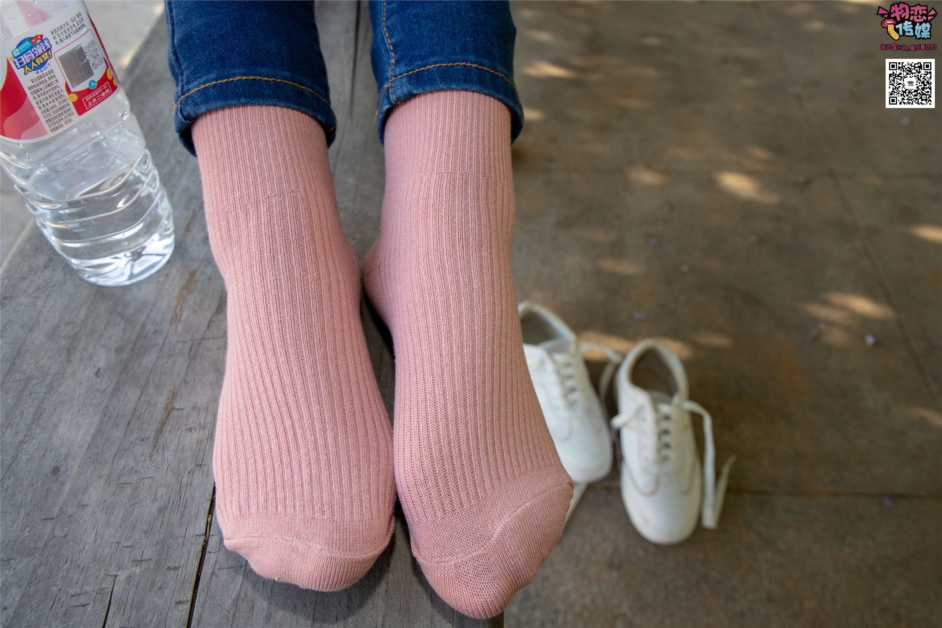 物恋传媒 No.012 娇小型小萝莉哦,猜猜我多大呢,小白板鞋搭配粉色棉袜