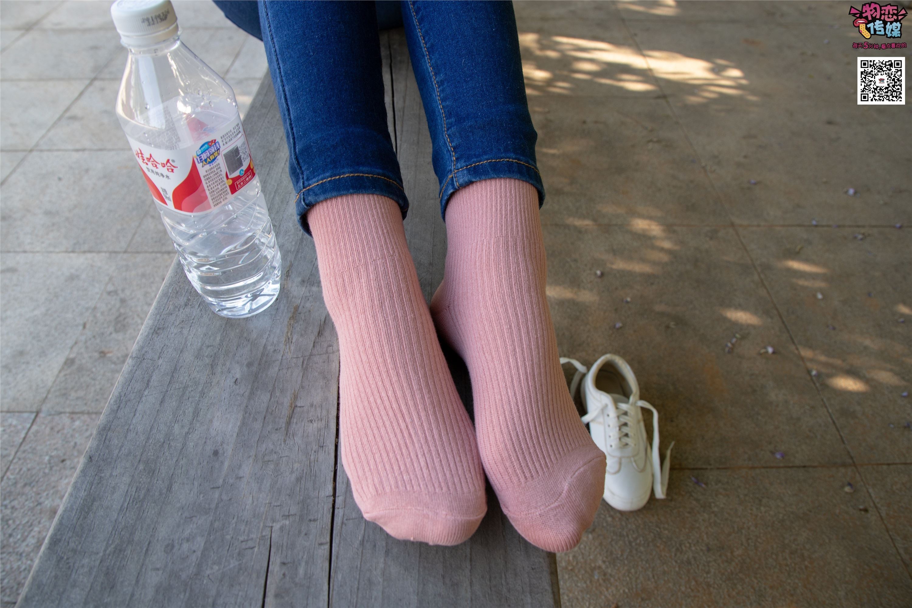 物恋传媒 No.012 娇小型小萝莉哦,猜猜我多大呢,小白板鞋搭配粉色棉袜