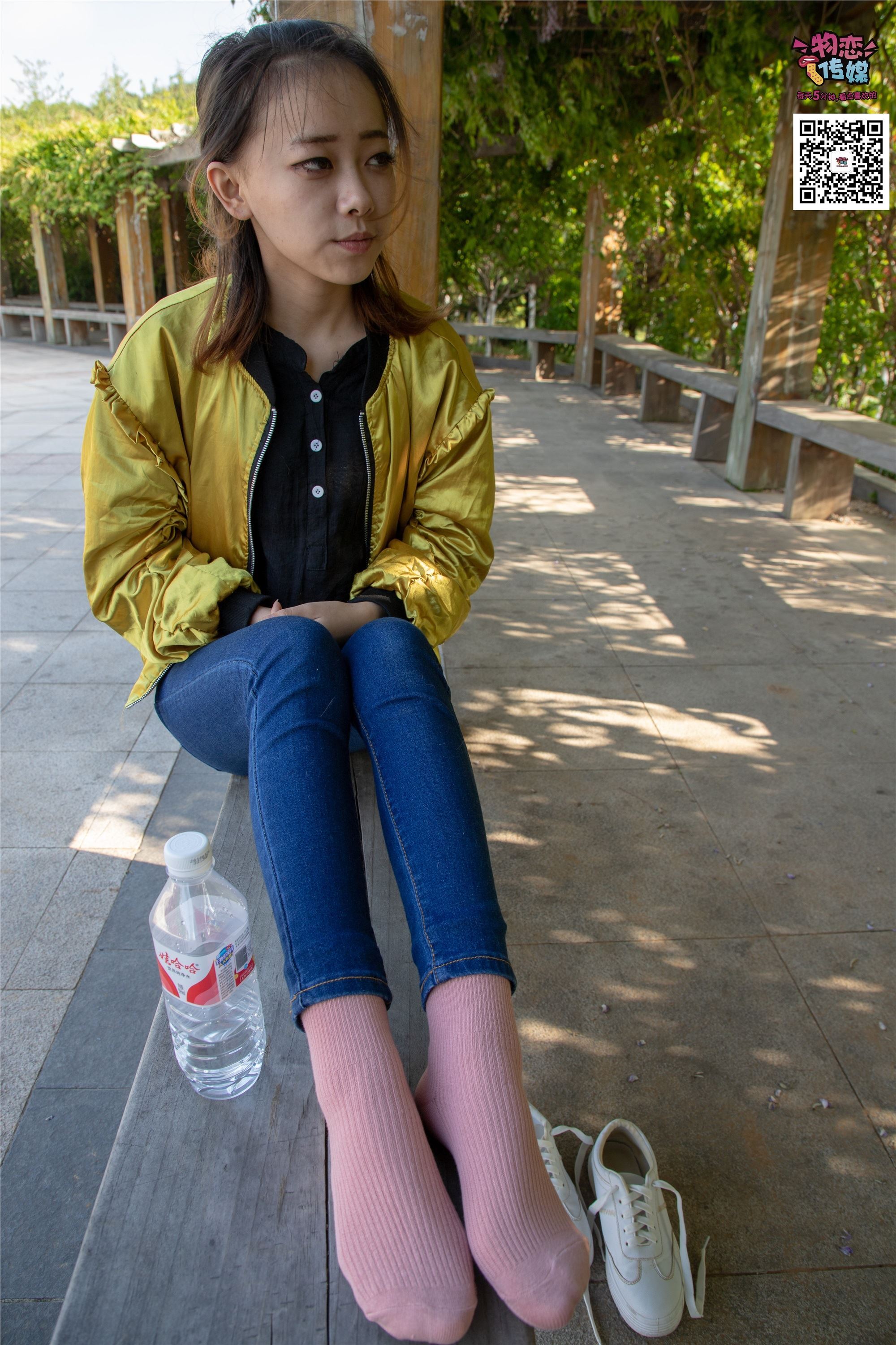 物恋传媒 No.012 娇小型小萝莉哦,猜猜我多大呢,小白板鞋搭配粉色棉袜