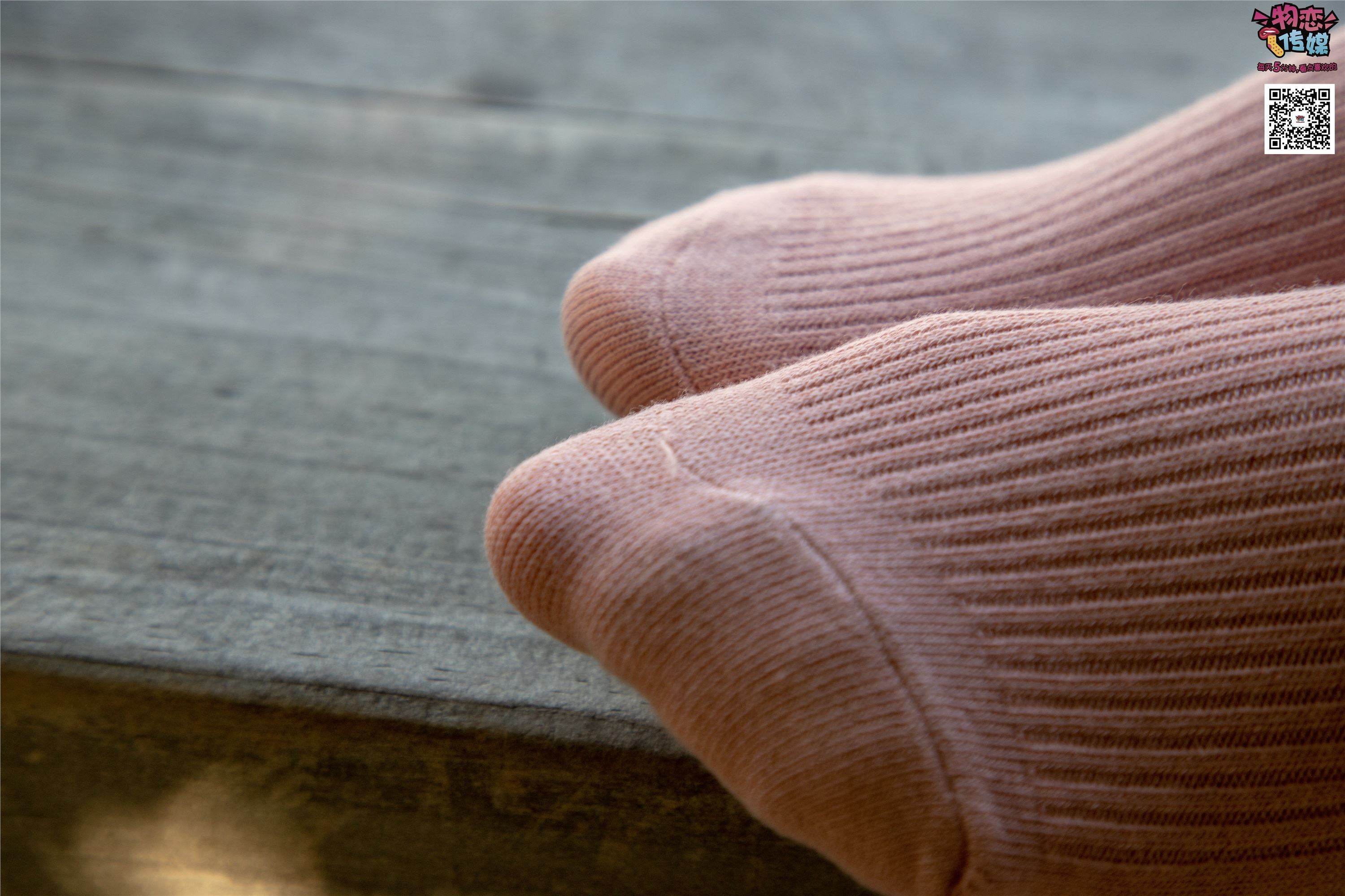 物恋传媒 No.012 娇小型小萝莉哦,猜猜我多大呢,小白板鞋搭配粉色棉袜